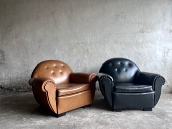 PAIR OF INTERBELLUM CLUB LOUNGE CHAIRS IN COGNAC BROWN & JET BLACK COLOUR, 1930S