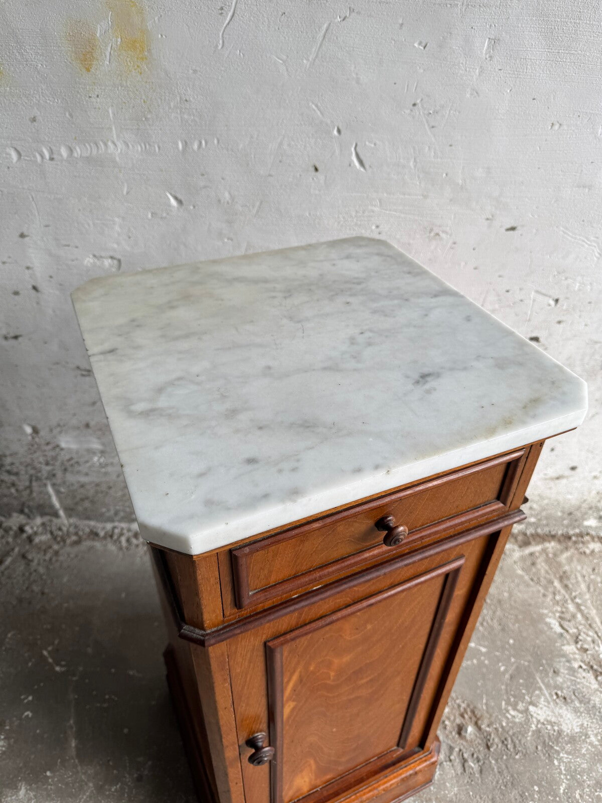 Vintage kast met wit marmeren blad