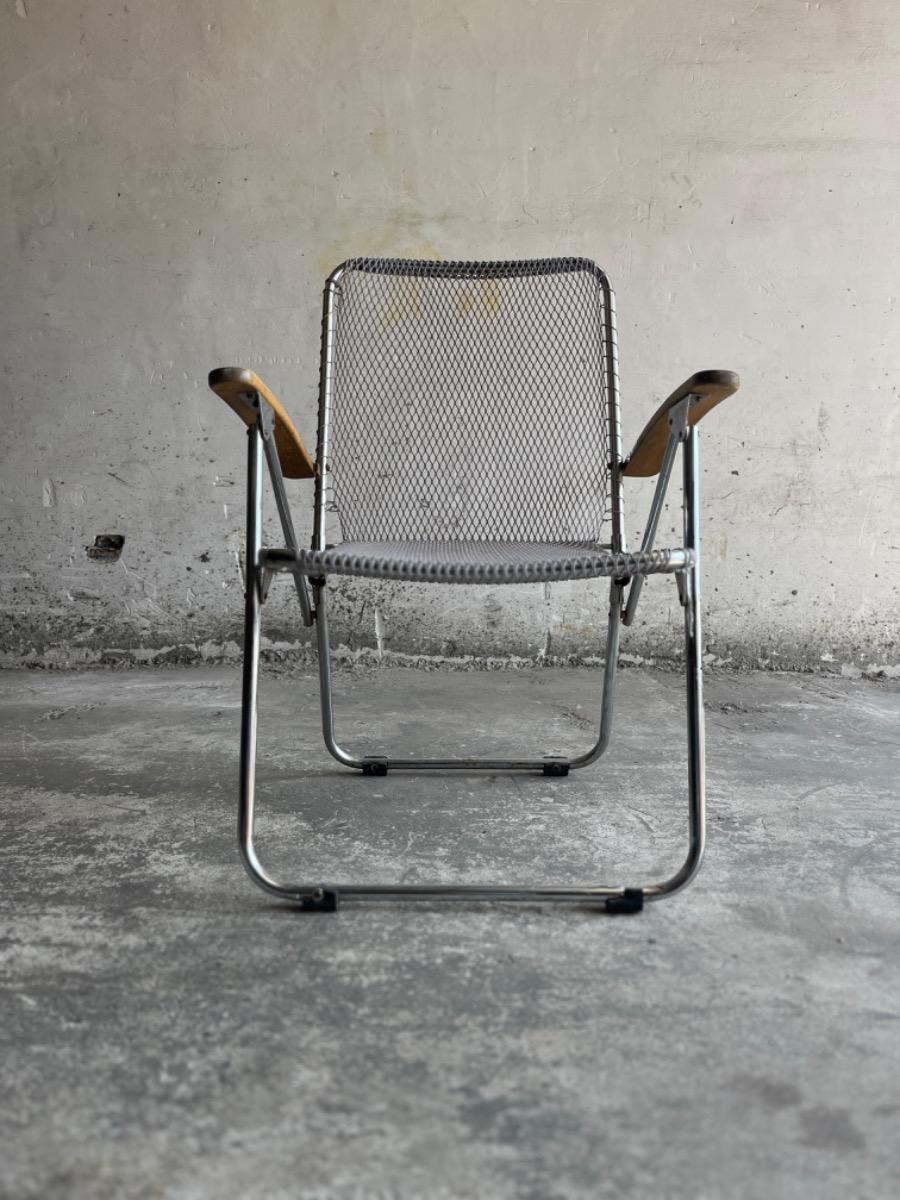 Set of two vintage folding chairs with wire frame in aluminum