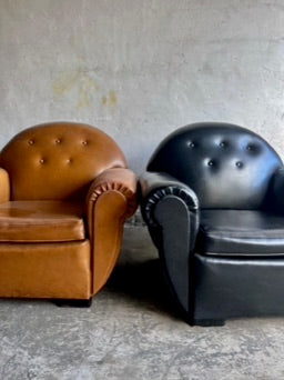 PAIR OF INTERBELLUM CLUB LOUNGE CHAIRS IN COGNAC BROWN & JET BLACK COLOUR, 1930S