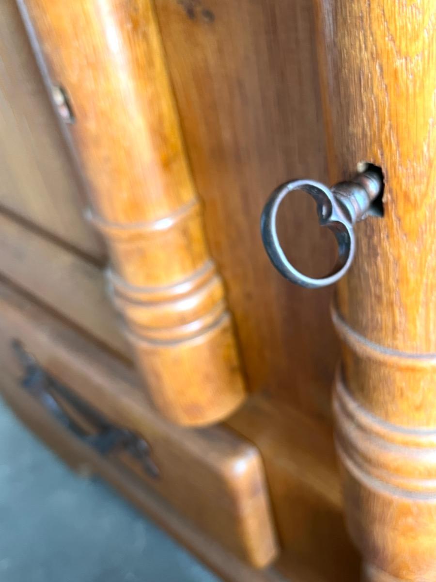 3-deurs brutalistische eiken kast