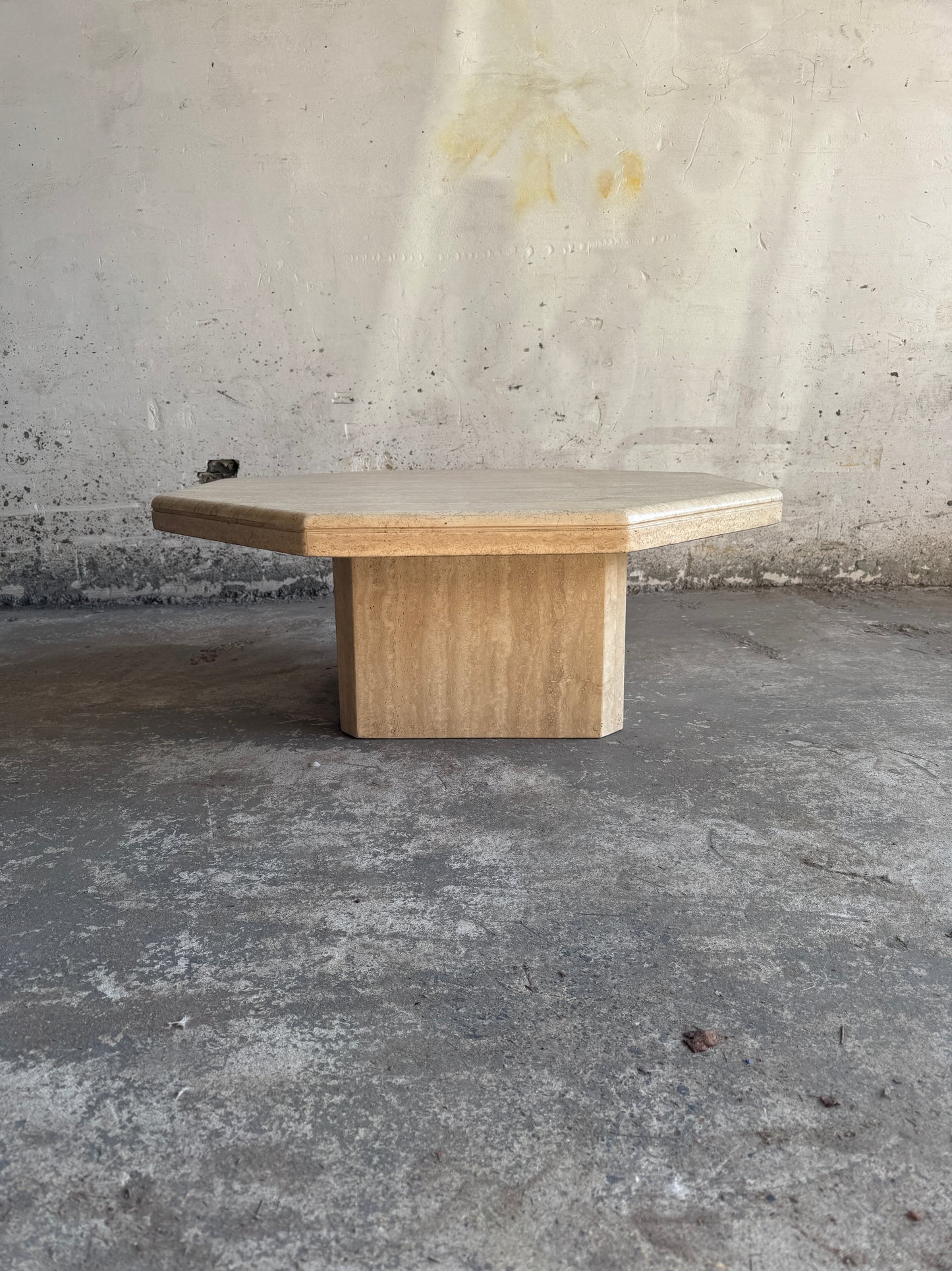 Travertijn salontafel in sculpturale vorm