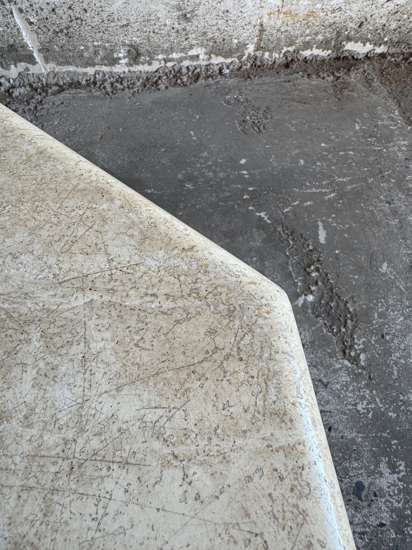 Travertijn salontafel in sculpturale vorm