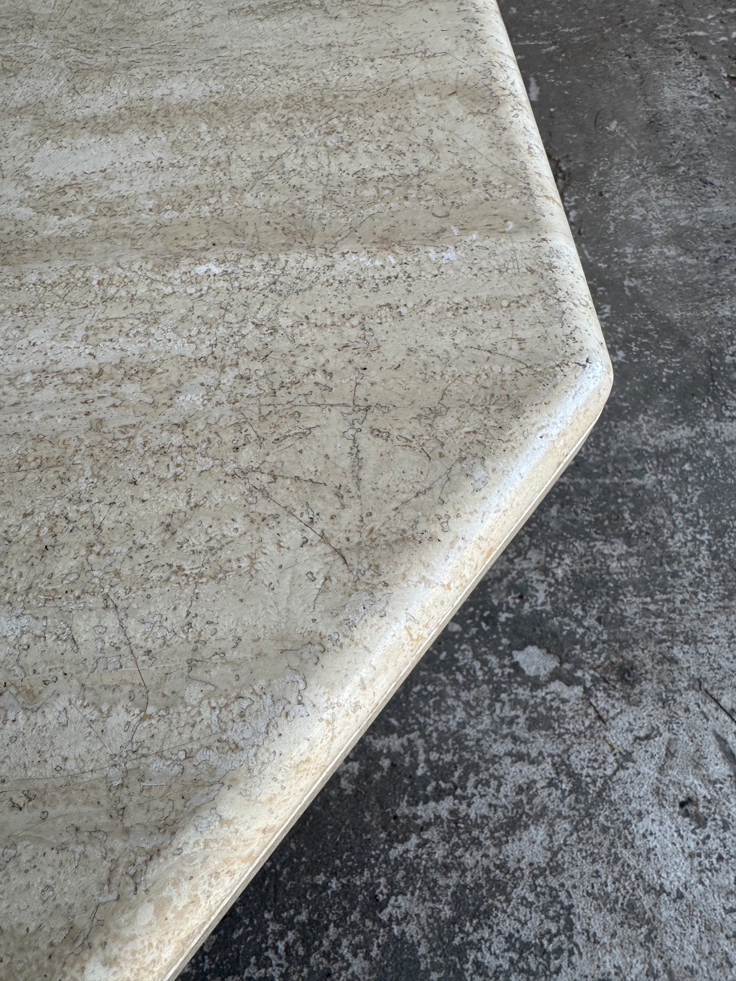 Travertijn salontafel in sculpturale vorm