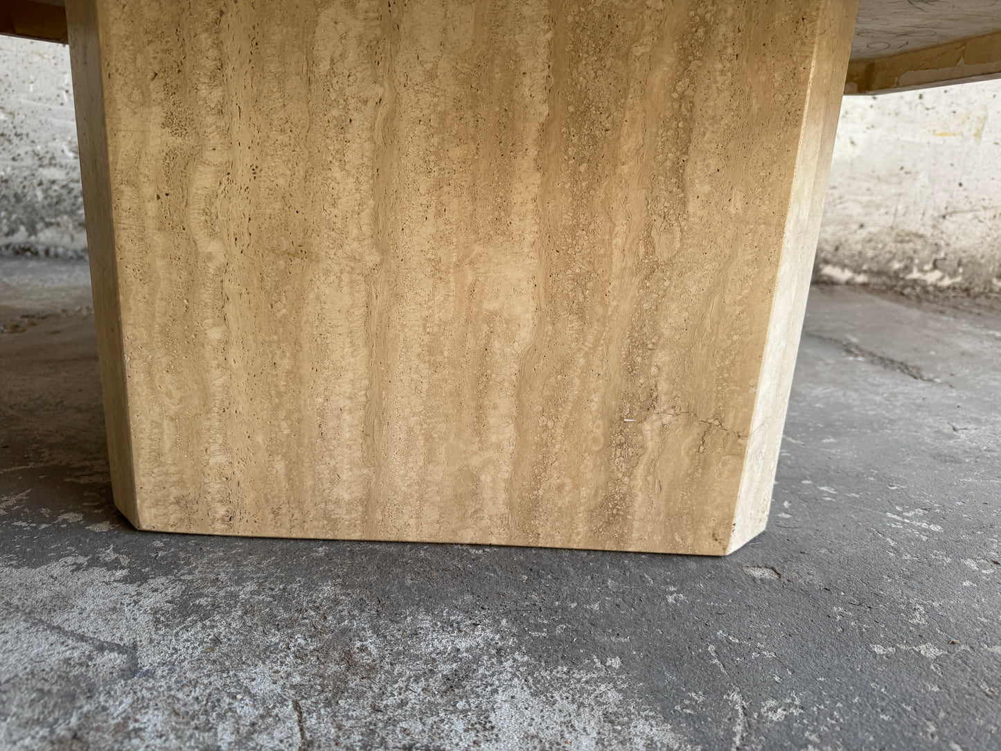 Travertijn salontafel in sculpturale vorm