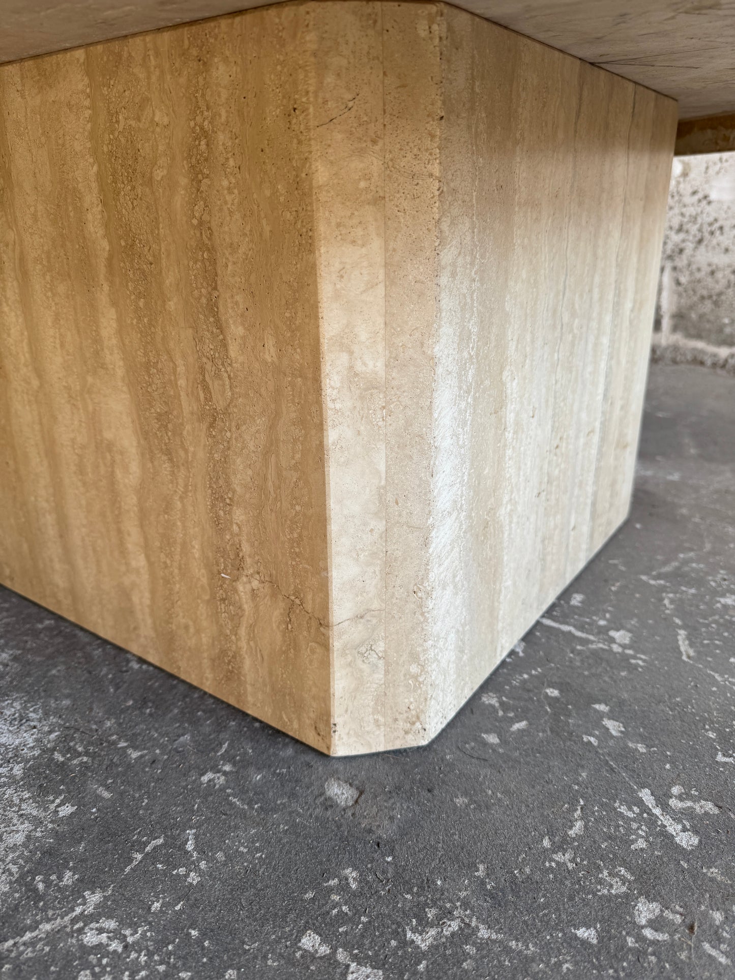 Travertijn salontafel in sculpturale vorm