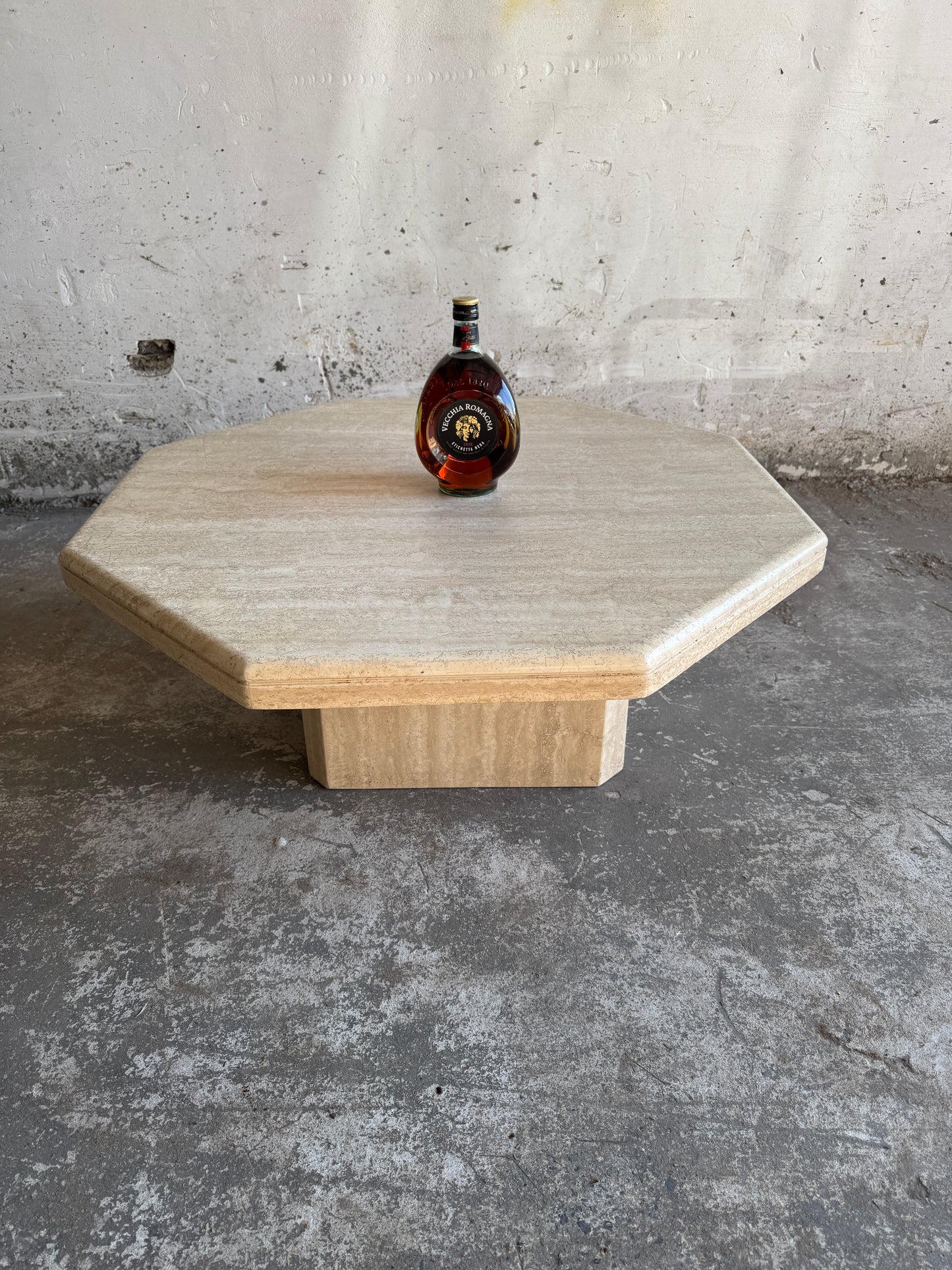 Travertijn salontafel in sculpturale vorm