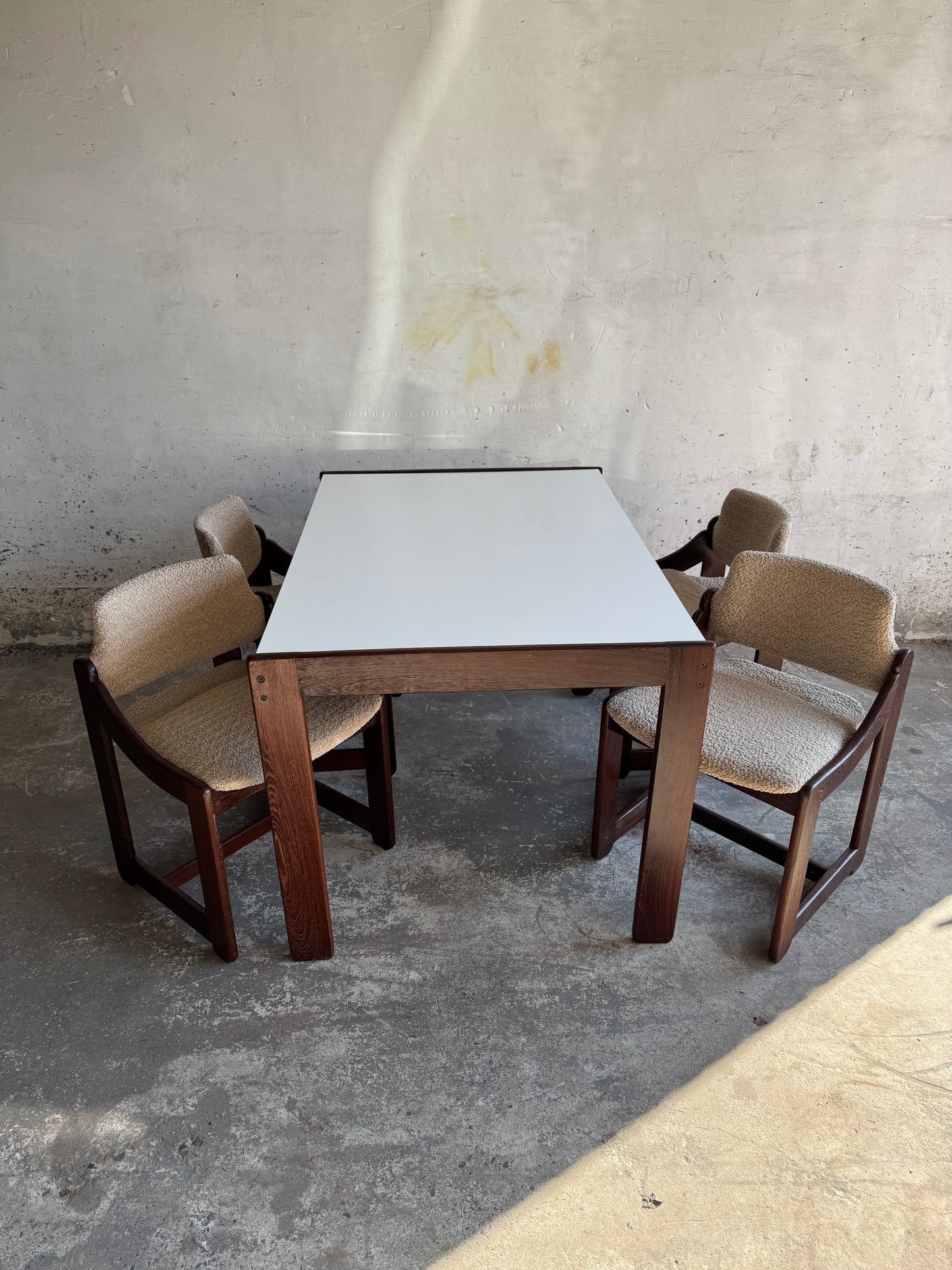 Mid-century eetkamerset met witte tafel en 4 stoelen