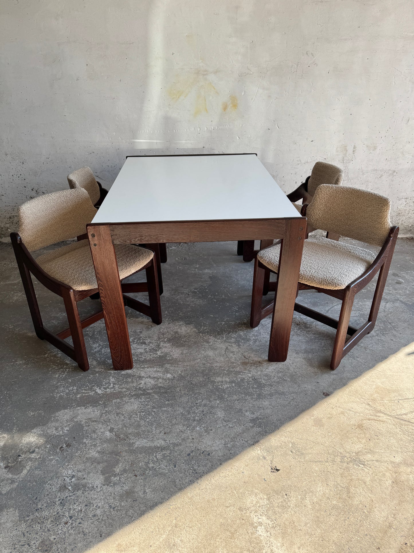 Mid-century eetkamerset met witte tafel en 4 stoelen