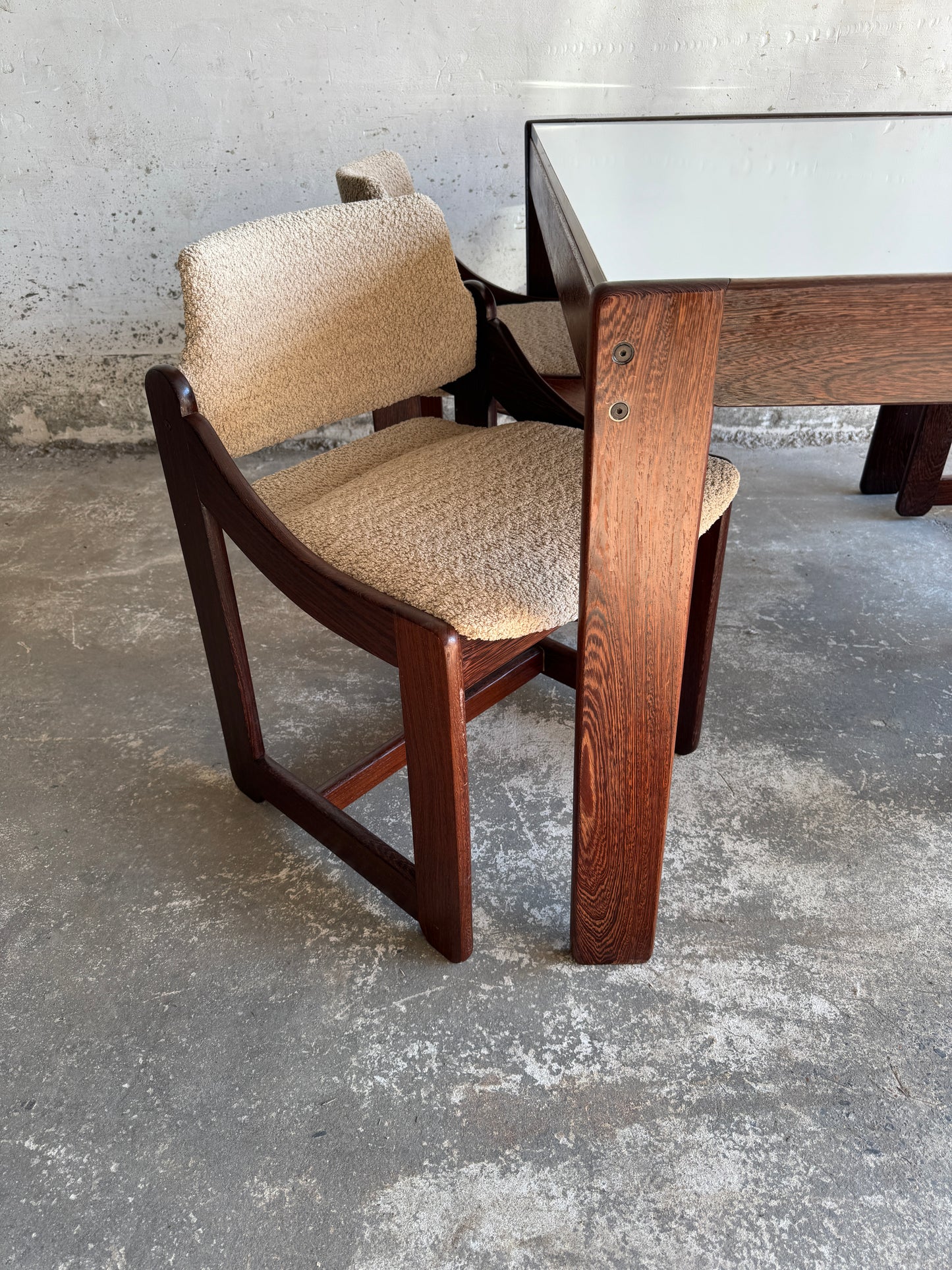 Mid-century eetkamerset met witte tafel en 4 stoelen