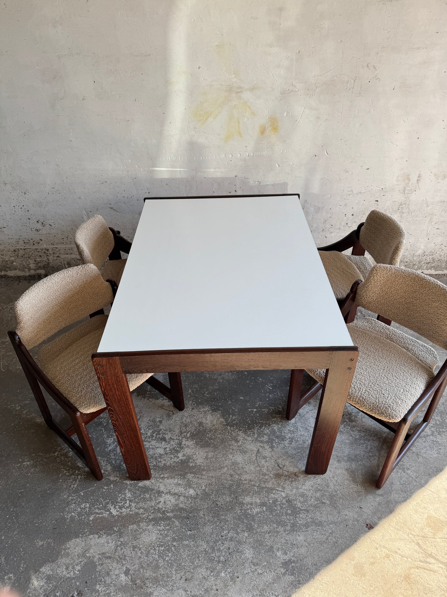 Mid-century eetkamerset met witte tafel en 4 stoelen