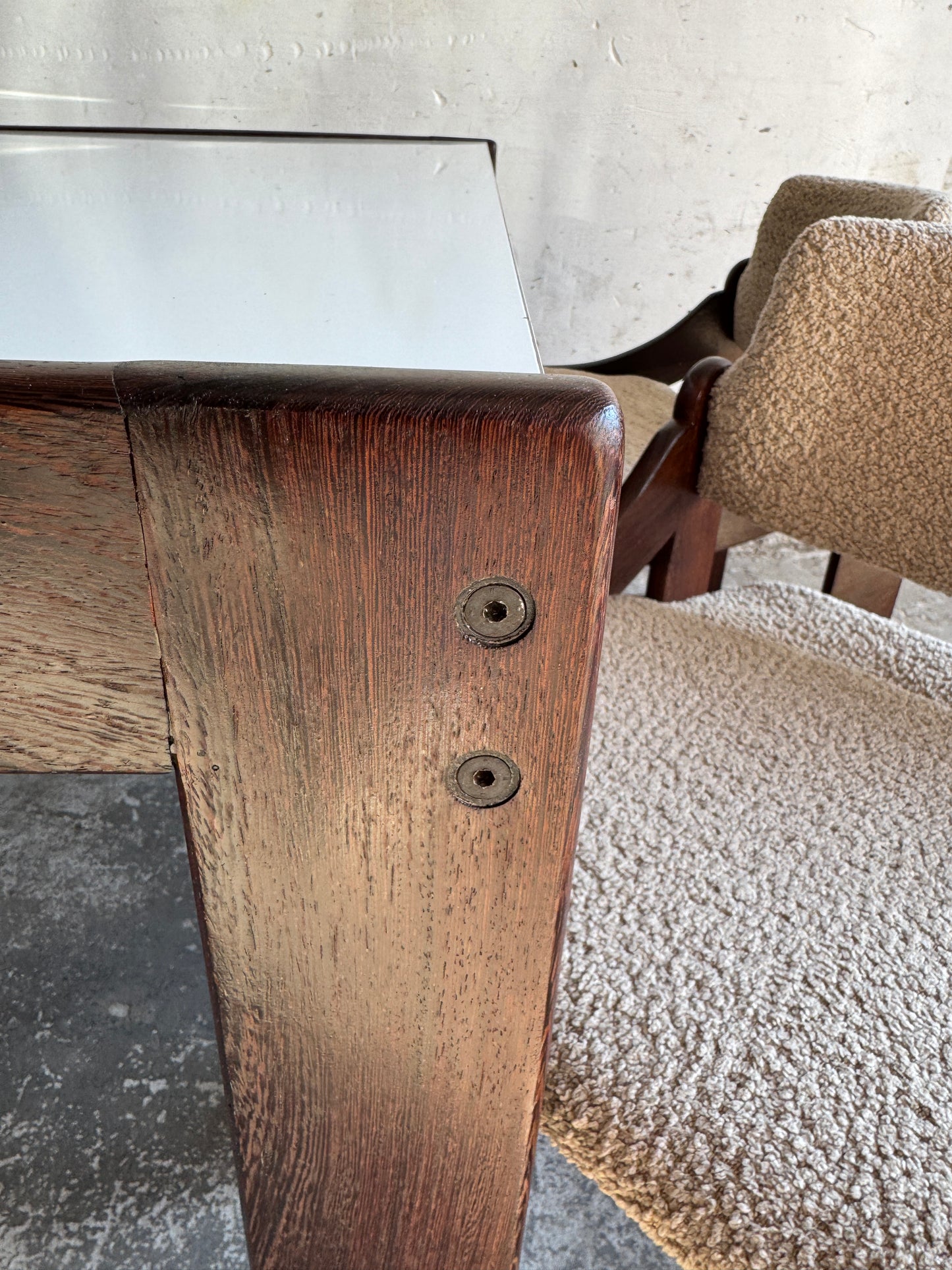 Mid-century eetkamerset met witte tafel en 4 stoelen