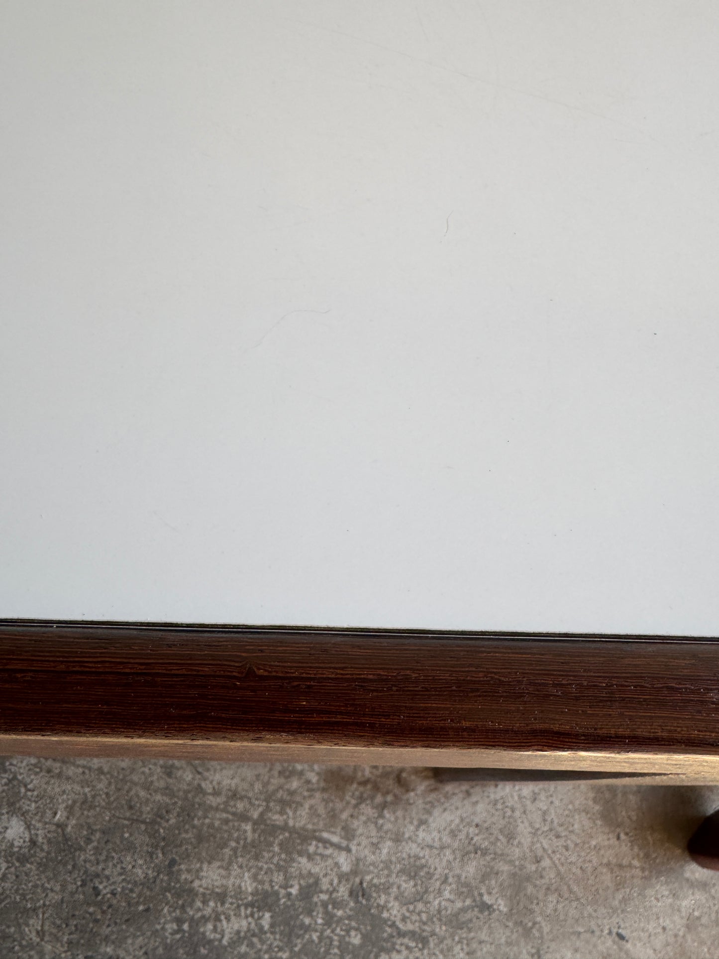 Mid-century eetkamerset met witte tafel en 4 stoelen