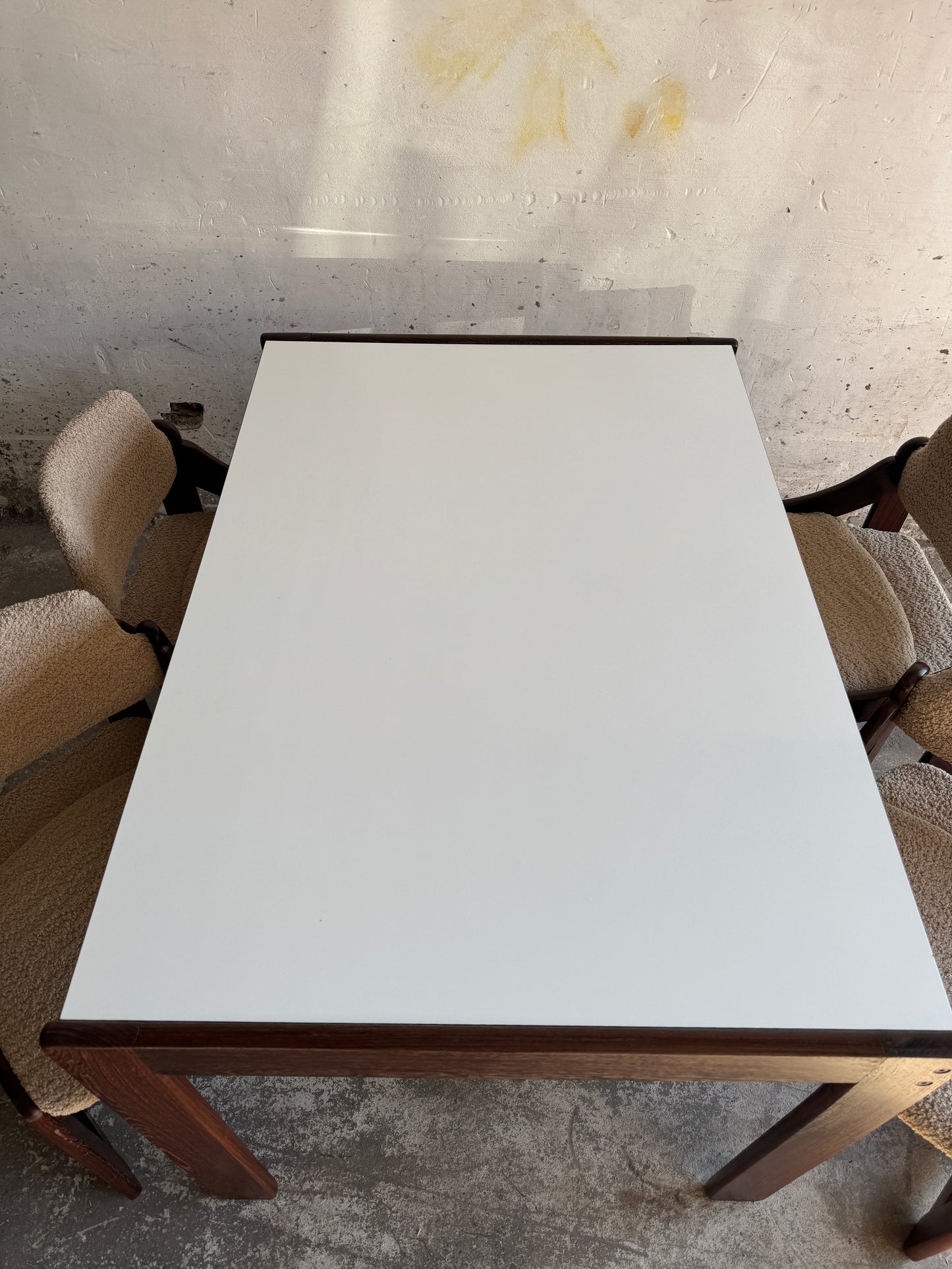 Mid-century eetkamerset met witte tafel en 4 stoelen