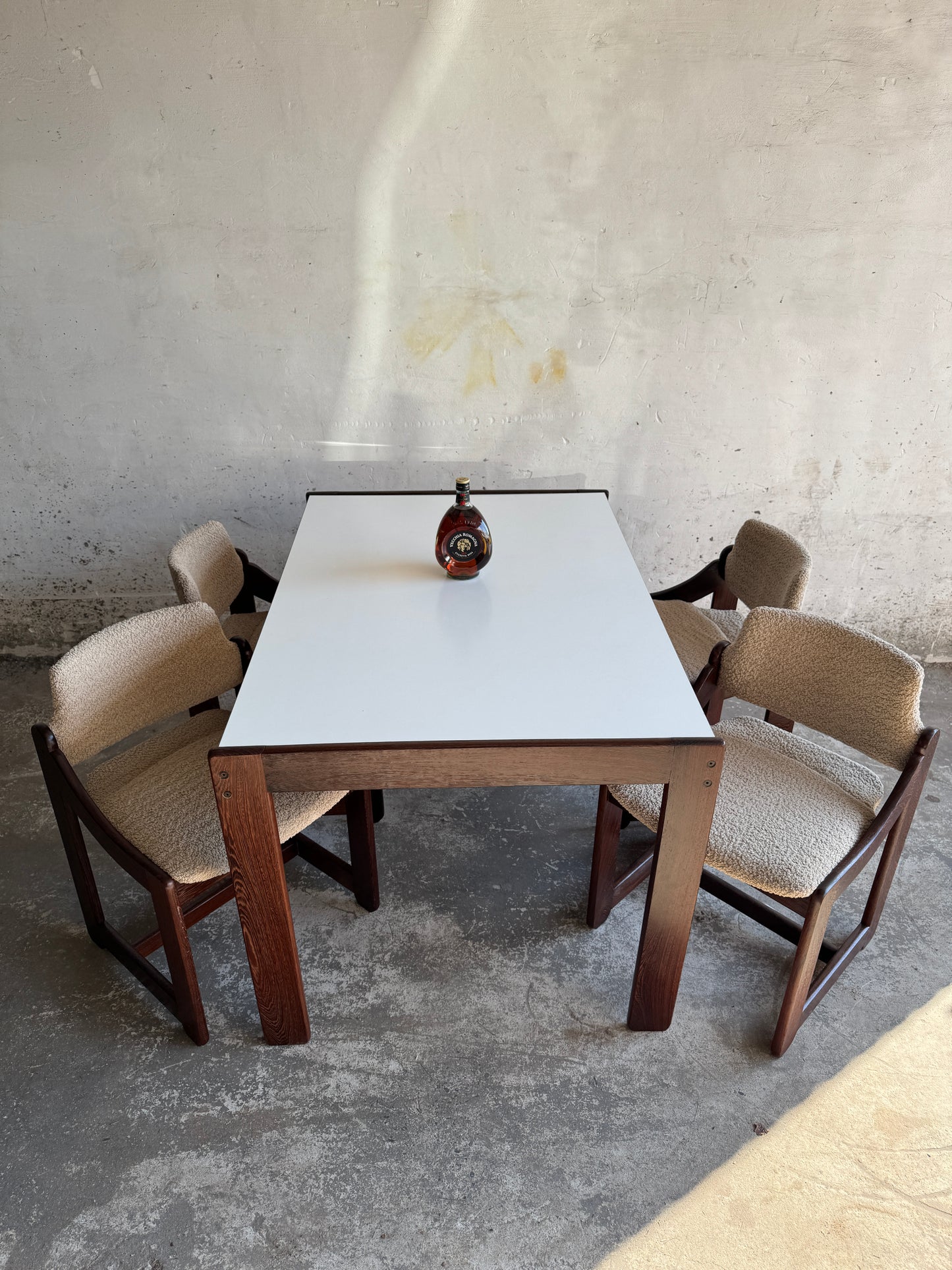 Mid-century eetkamerset met witte tafel en 4 stoelen