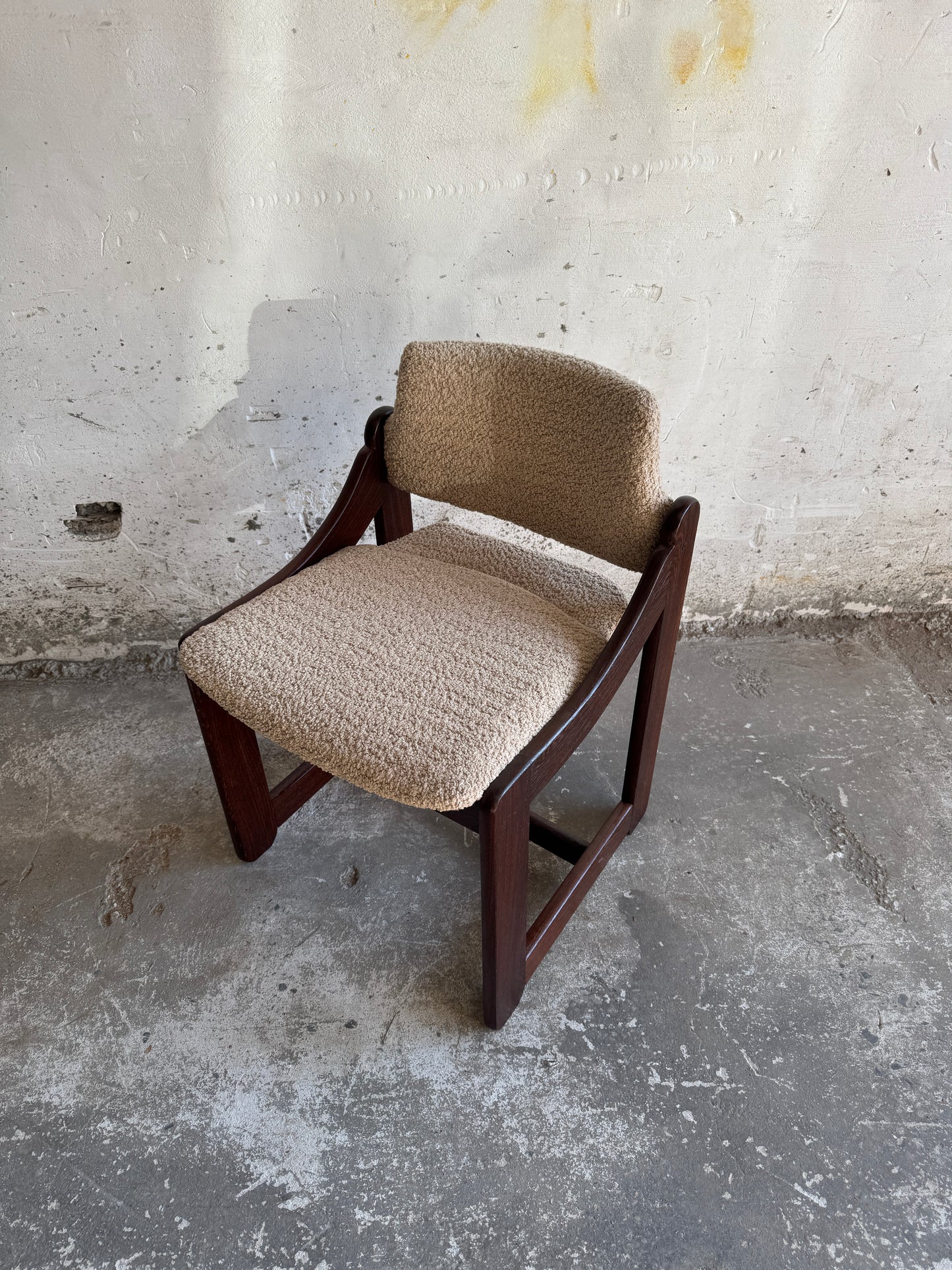 Mid-century eetkamerset met witte tafel en 4 stoelen