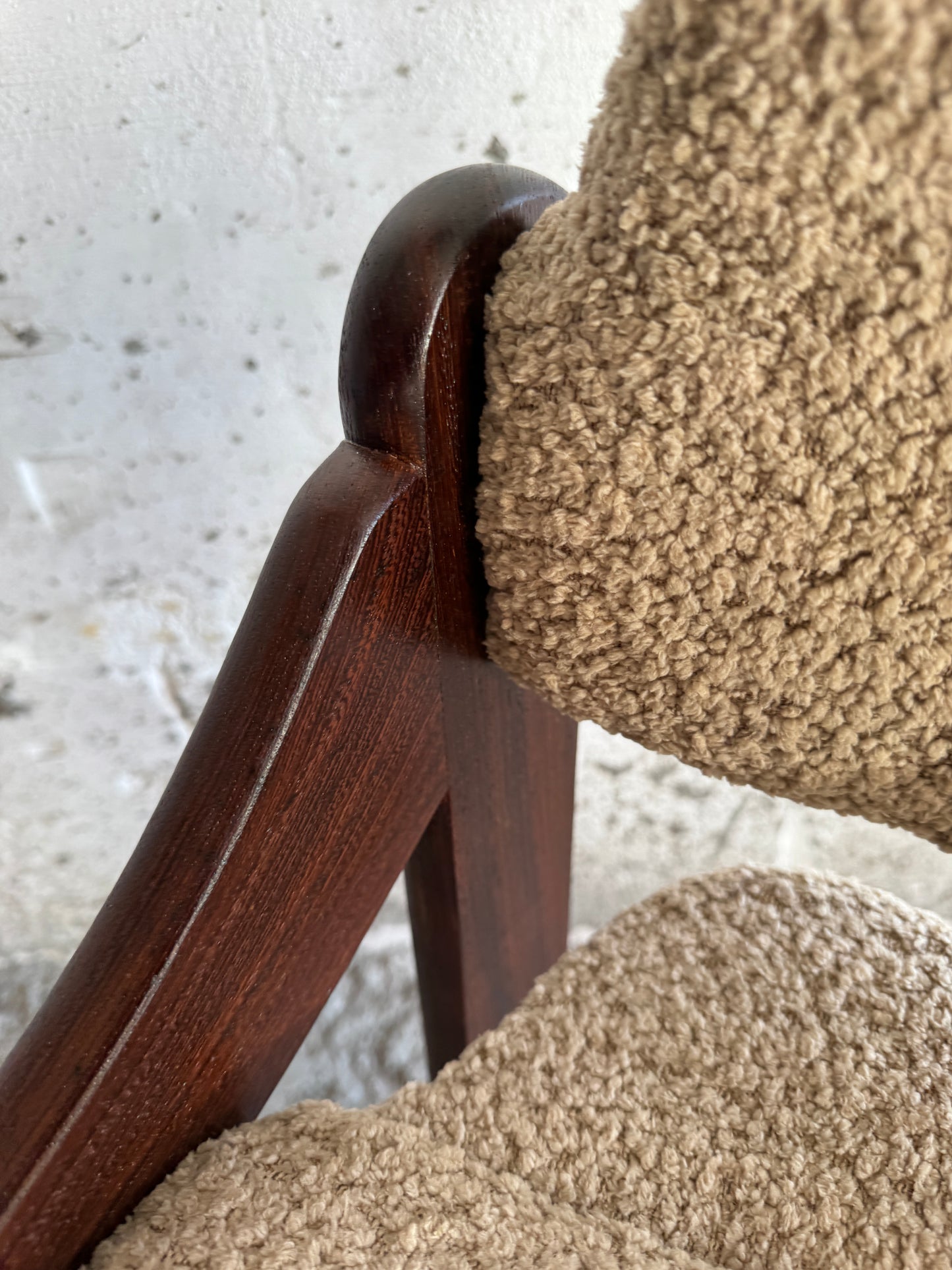 Mid-century eetkamerset met witte tafel en 4 stoelen