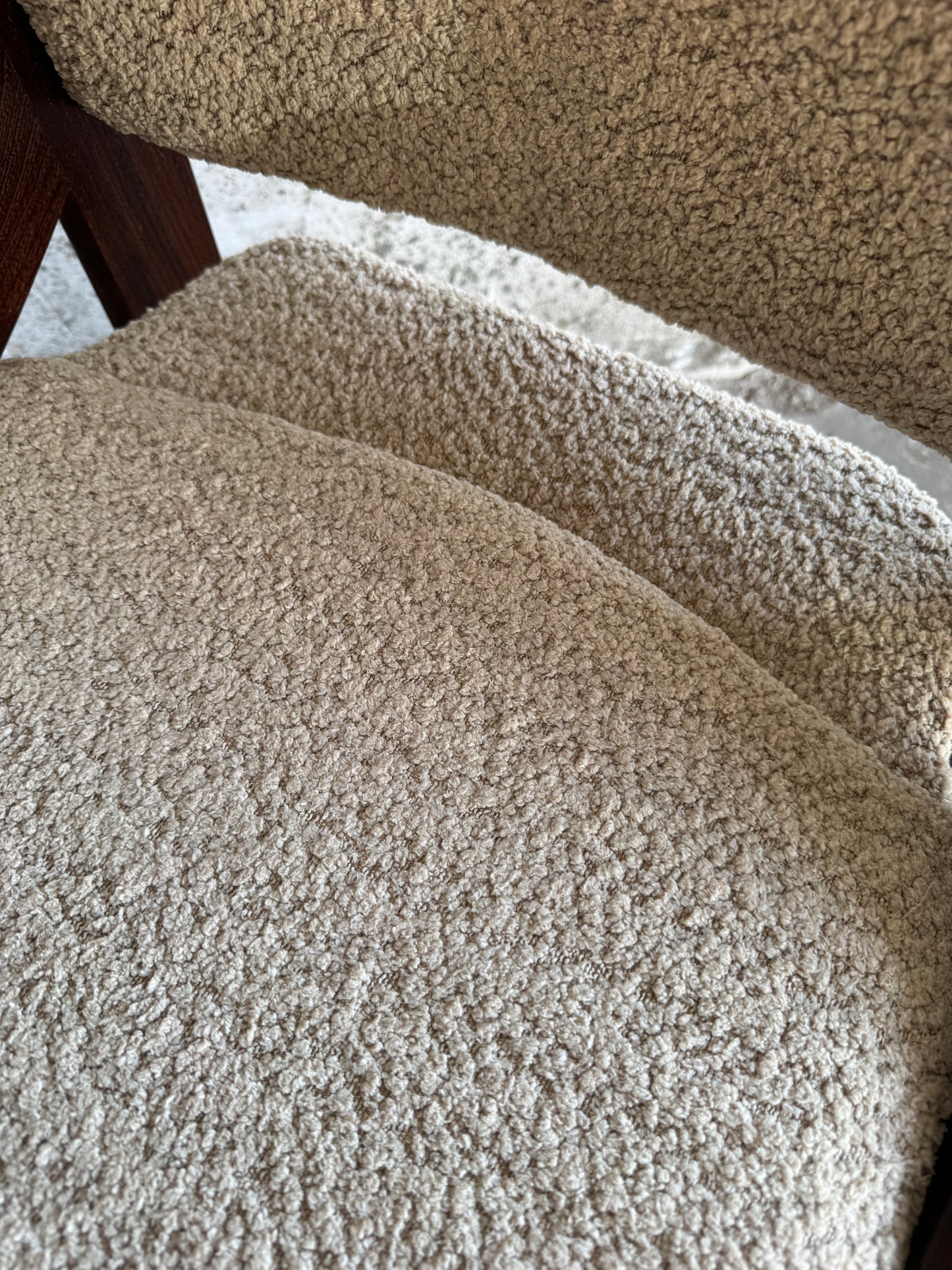 Mid-century eetkamerset met witte tafel en 4 stoelen