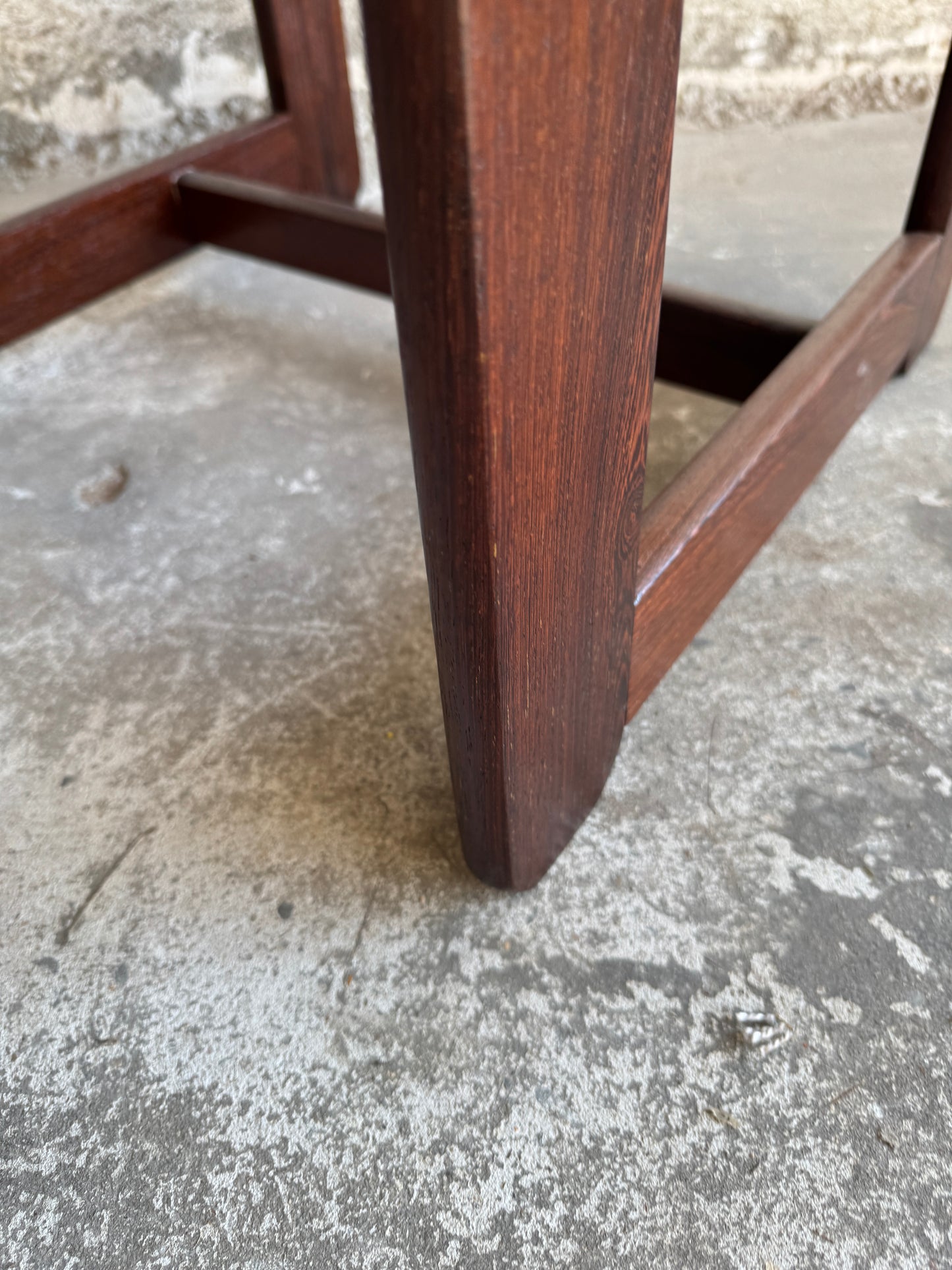 Mid-century eetkamerset met witte tafel en 4 stoelen