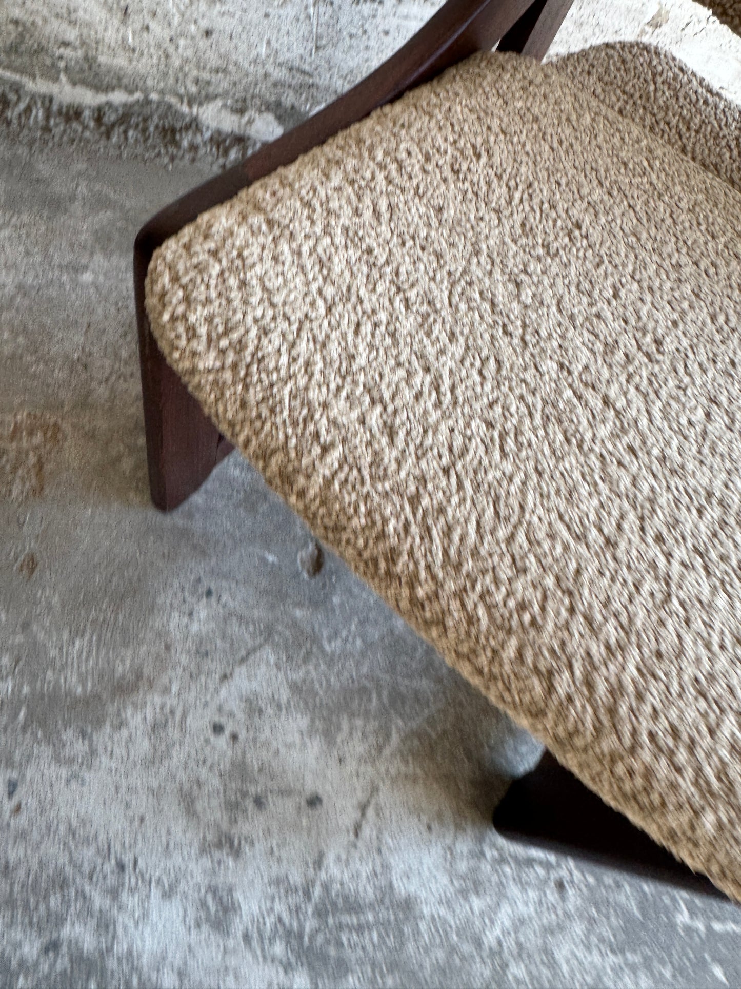 Mid-century eetkamerset met witte tafel en 4 stoelen