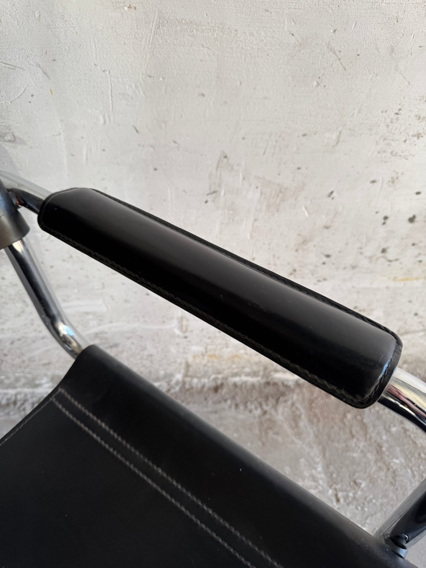 Set of 4 Matteo Grassi chairs in black leather