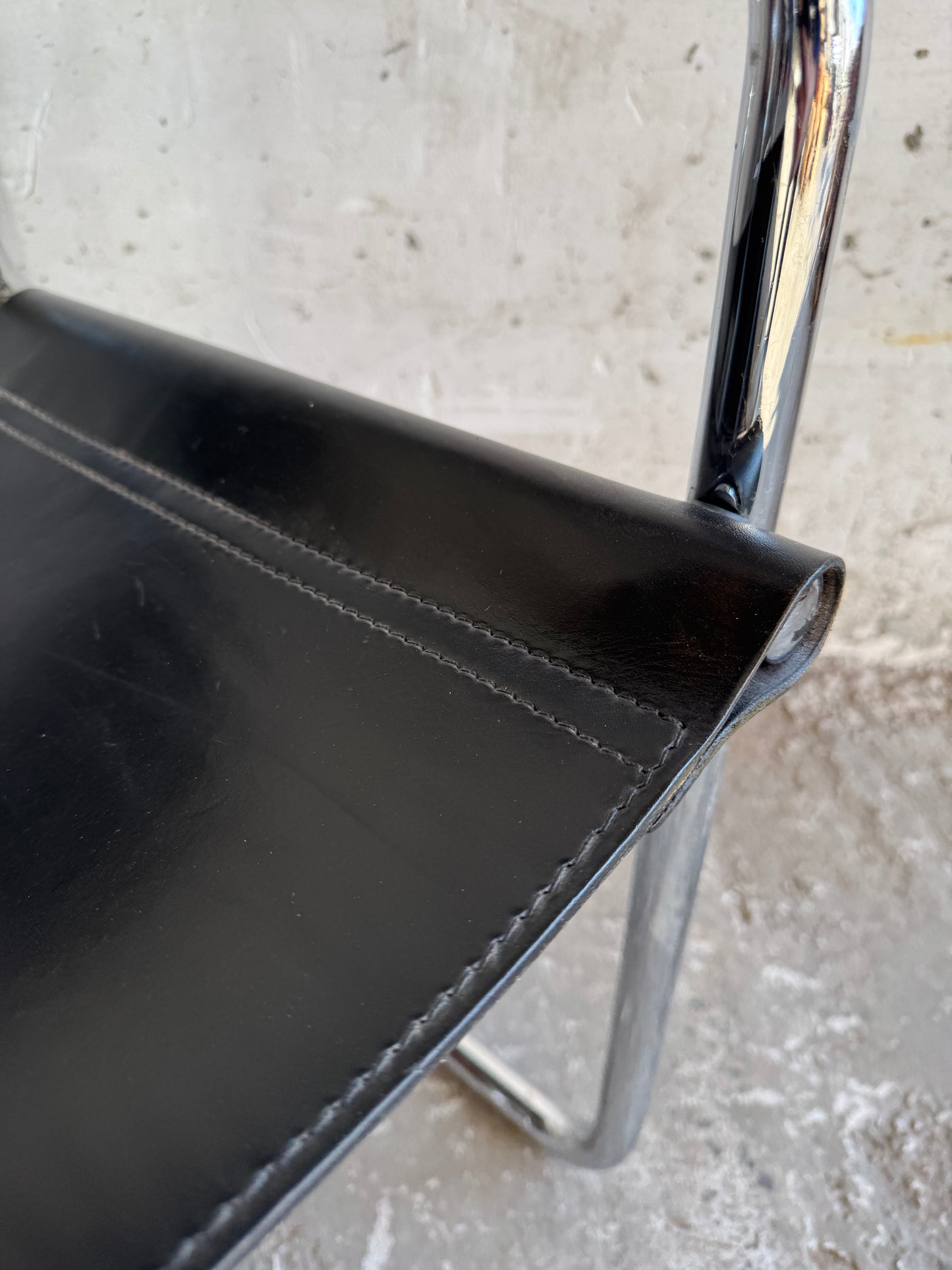 Set of 4 Matteo Grassi chairs in black leather