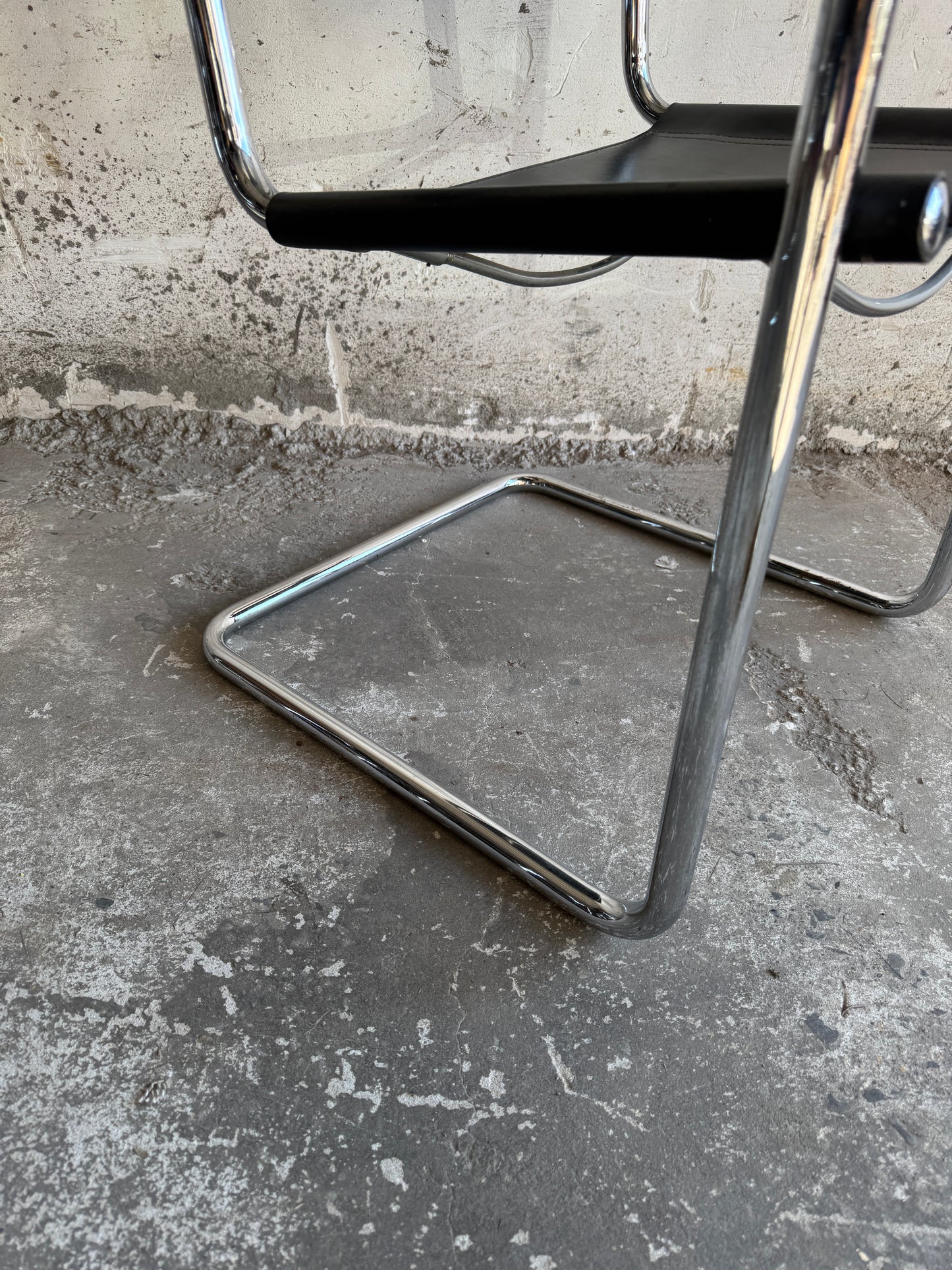 Set of 4 Matteo Grassi chairs in black leather