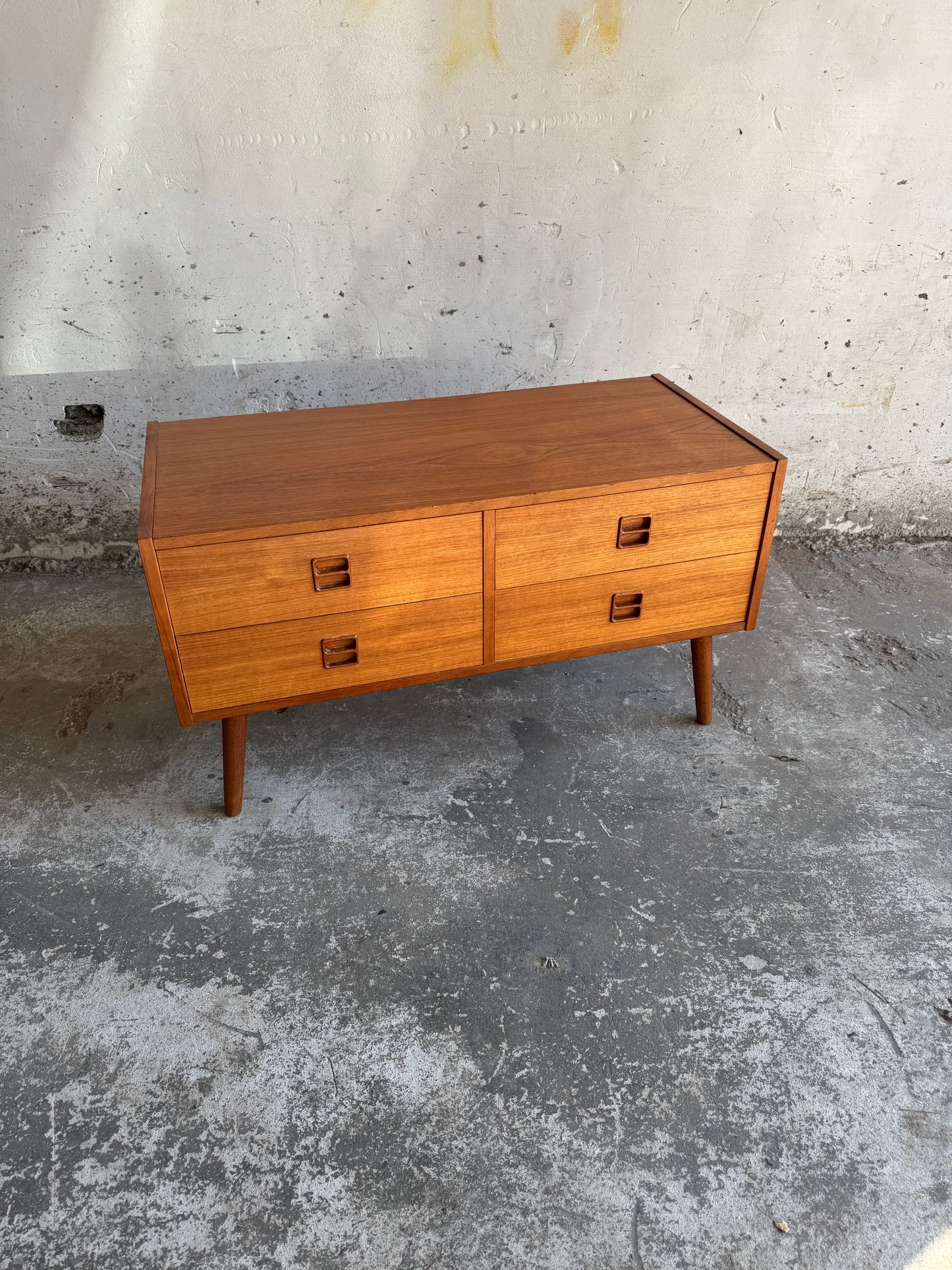 Deense ladekast van Millenium Design in teakhout