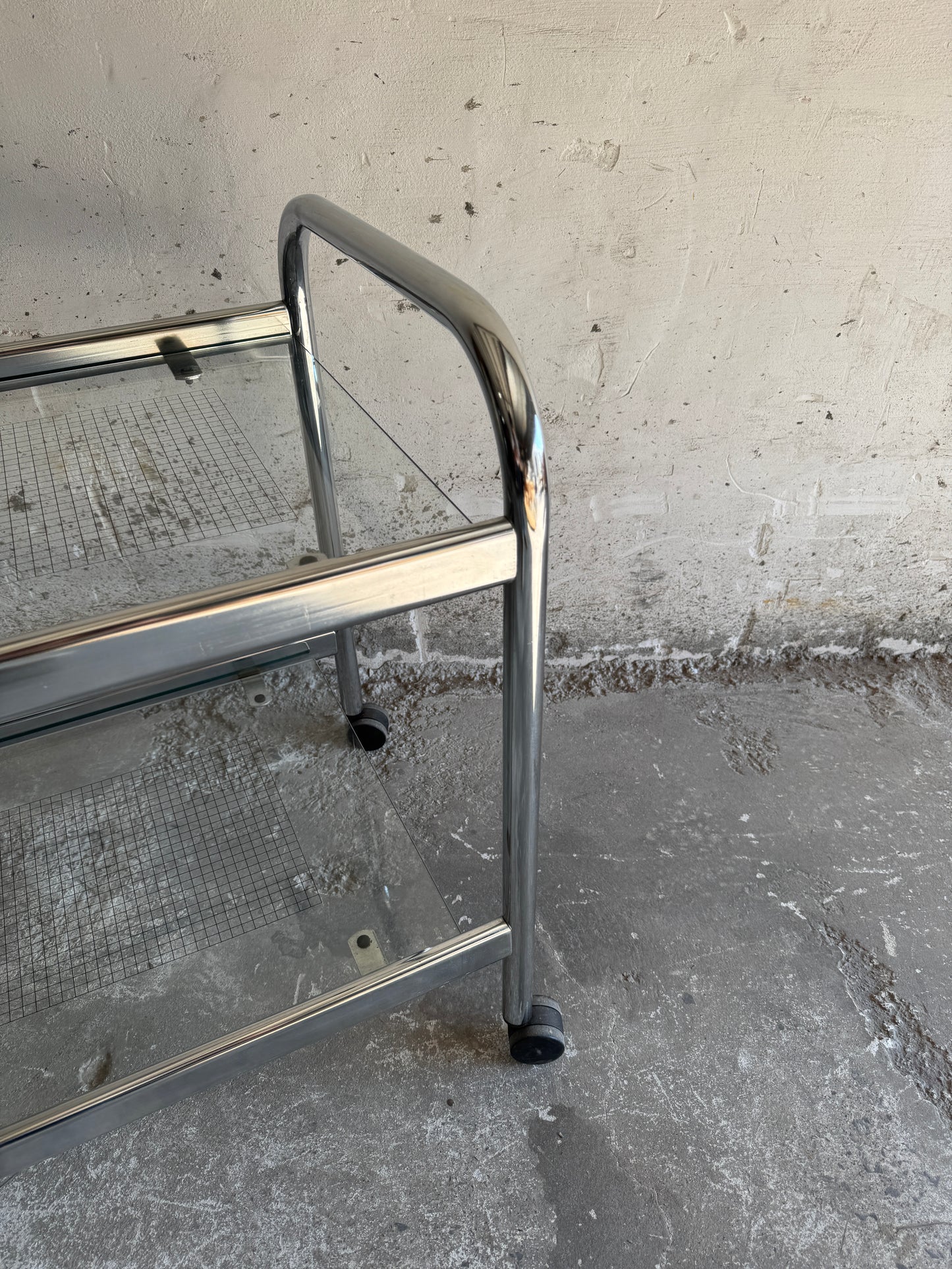Vintage serveerwagen in chroom en glas