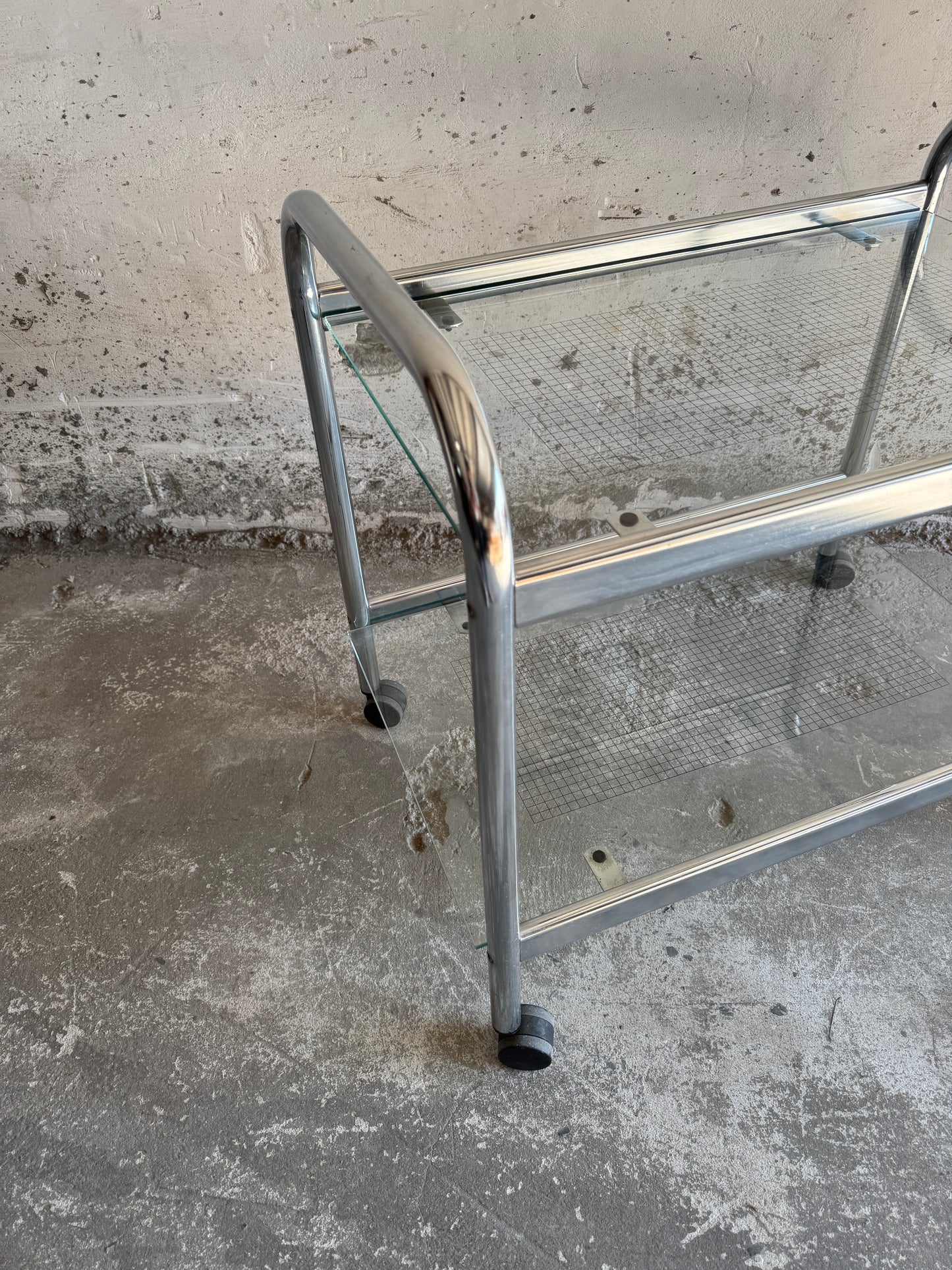 Vintage serveerwagen in chroom en glas