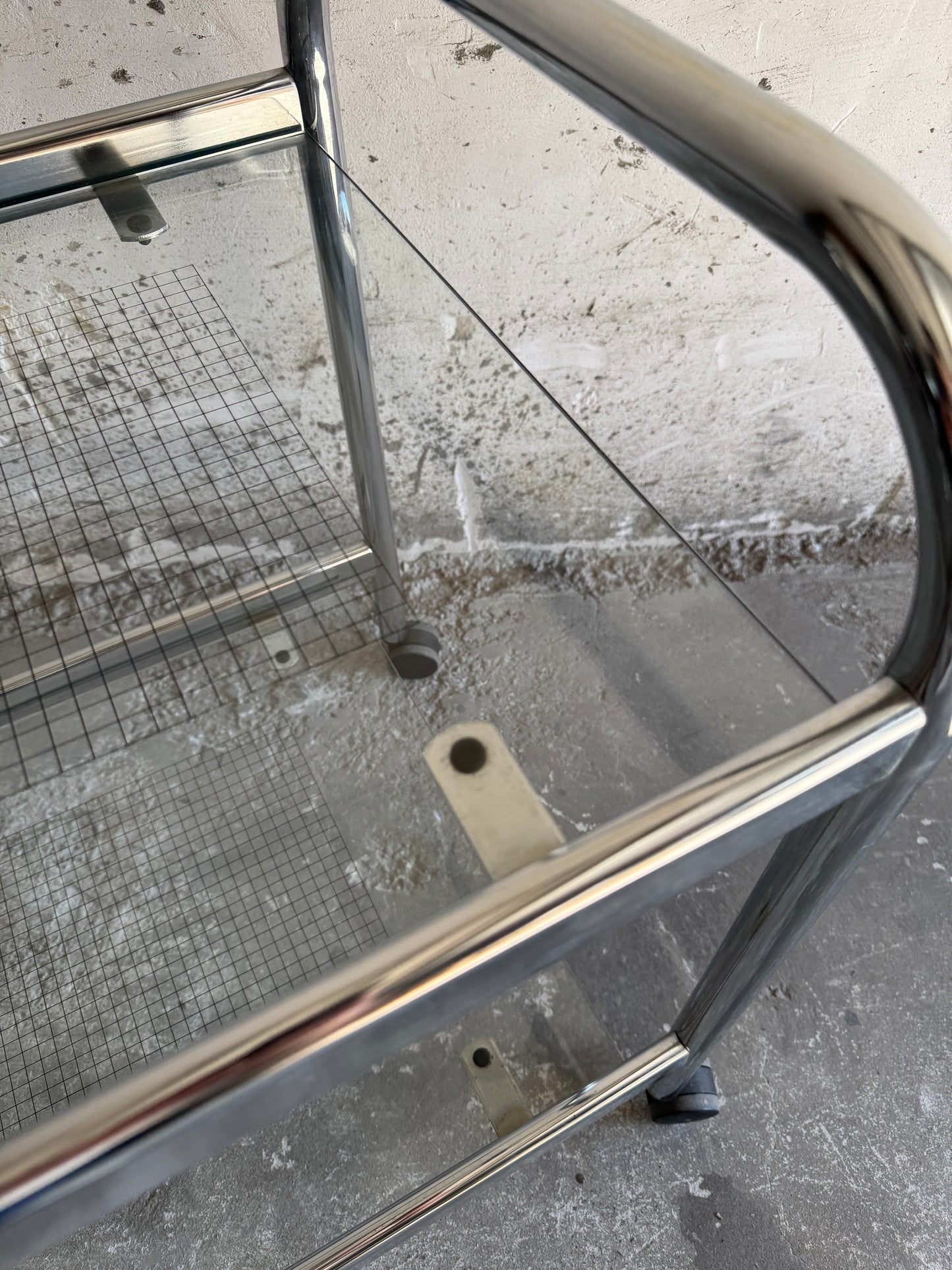 Vintage serveerwagen in chroom en glas