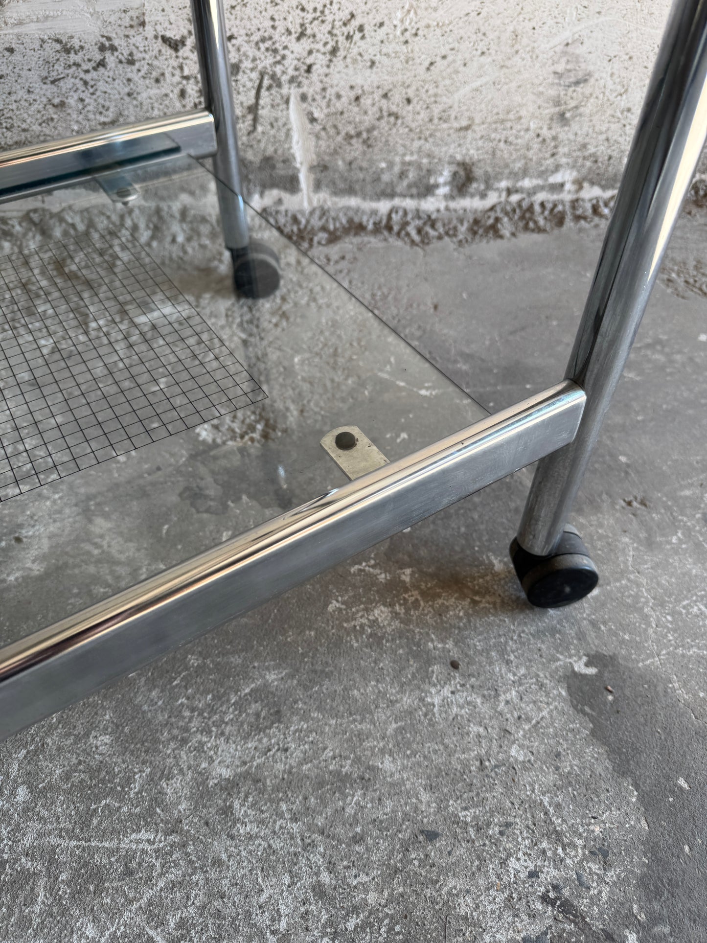 Vintage serveerwagen in chroom en glas