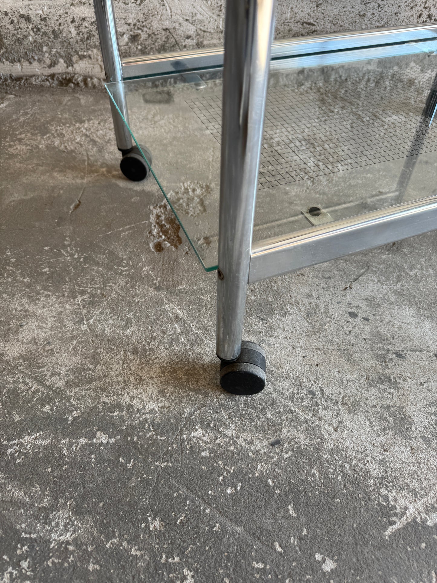 Vintage serveerwagen in chroom en glas