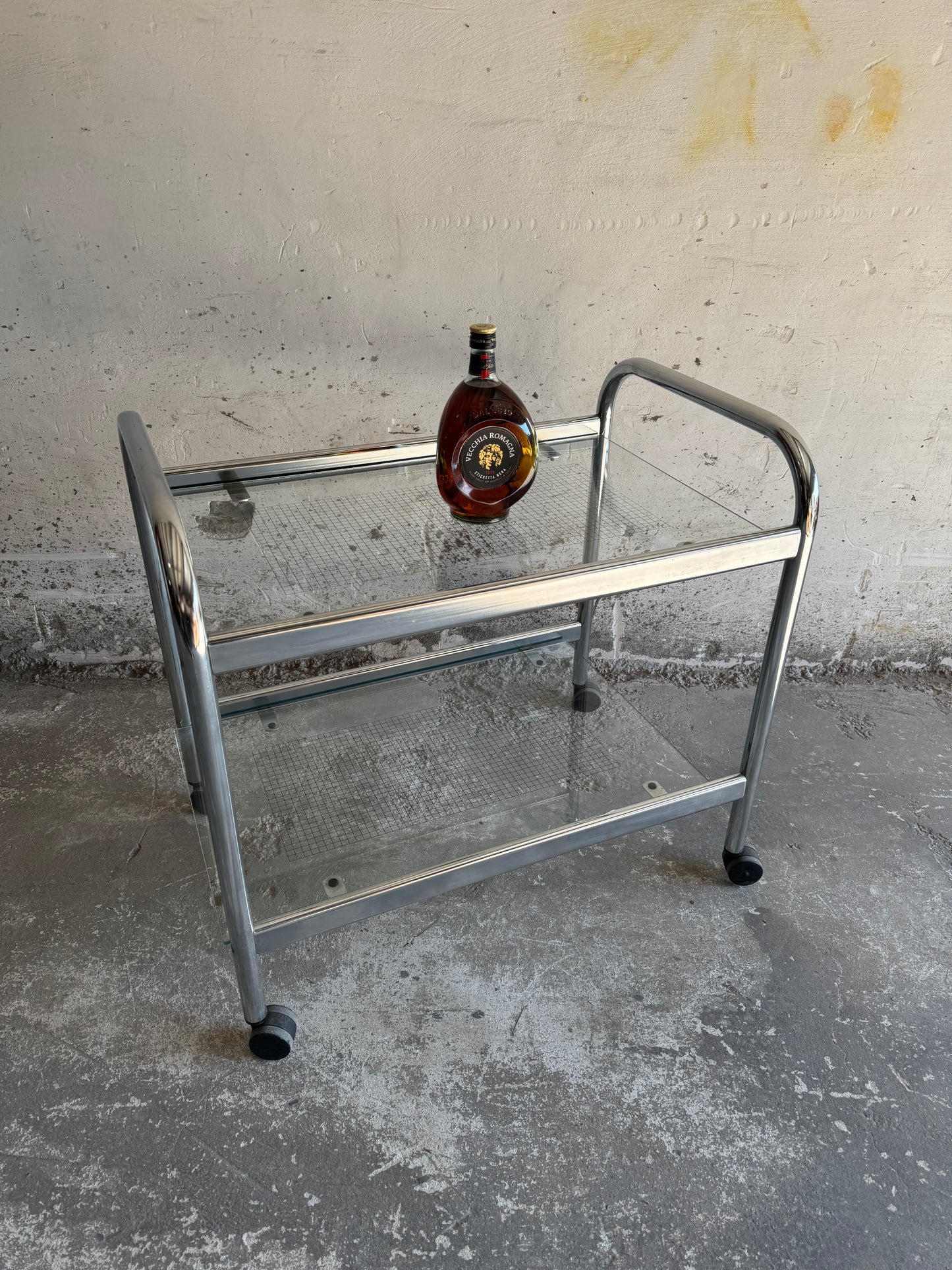 Vintage serveerwagen in chroom en glas