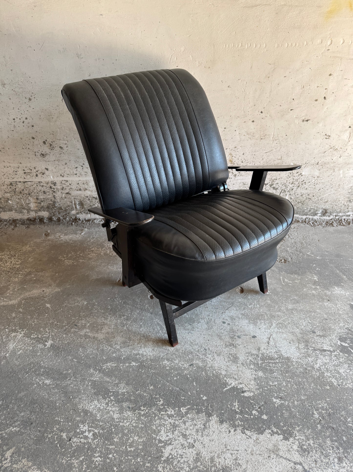 Vintage racestoel in zwart imitatieleer