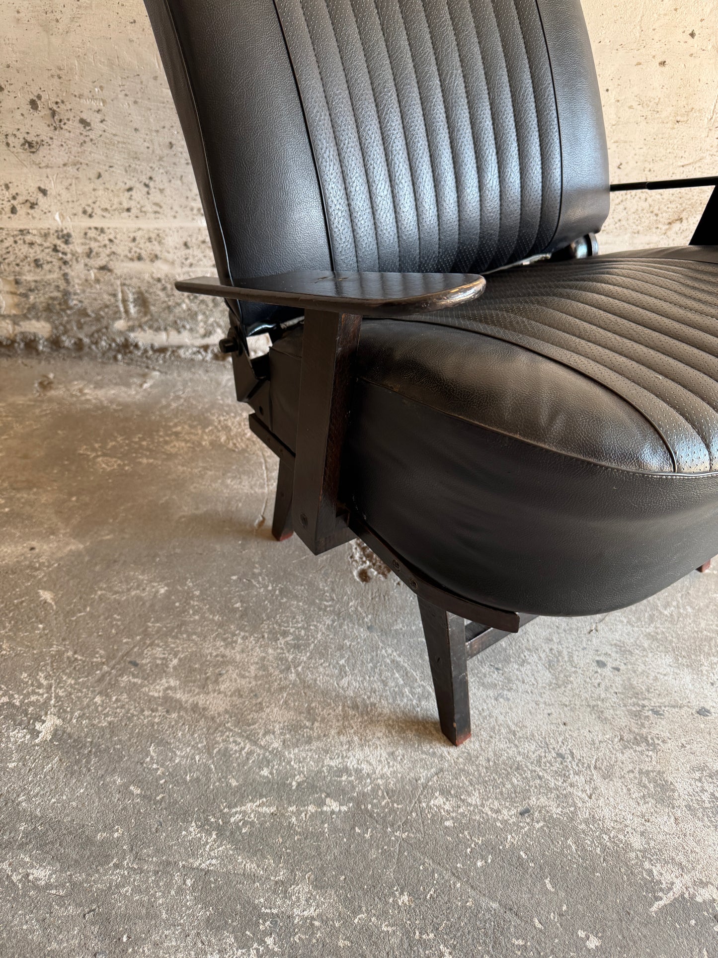 Vintage racestoel in zwart imitatieleer