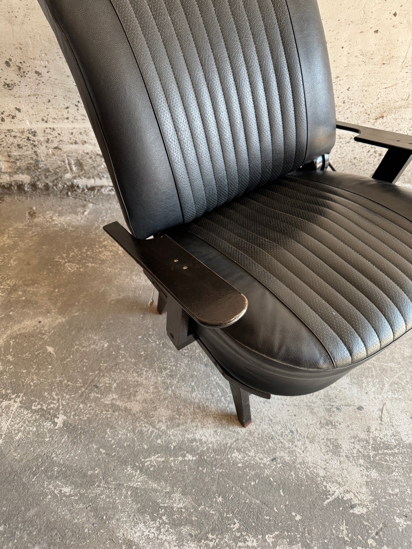 Vintage racestoel in zwart imitatieleer