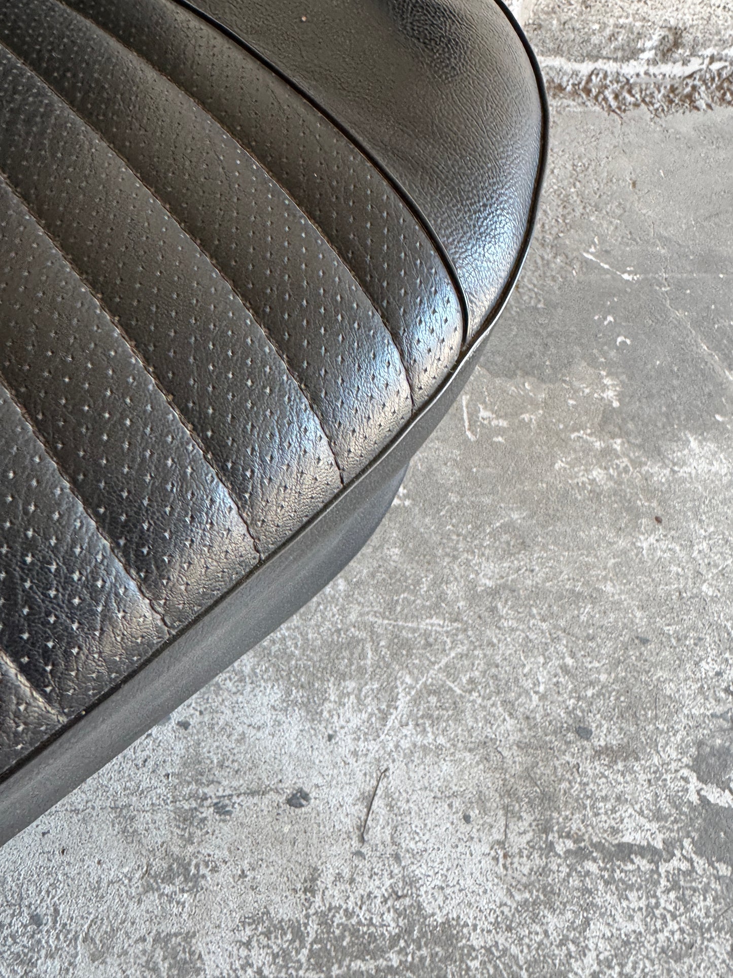 Vintage racestoel in zwart imitatieleer