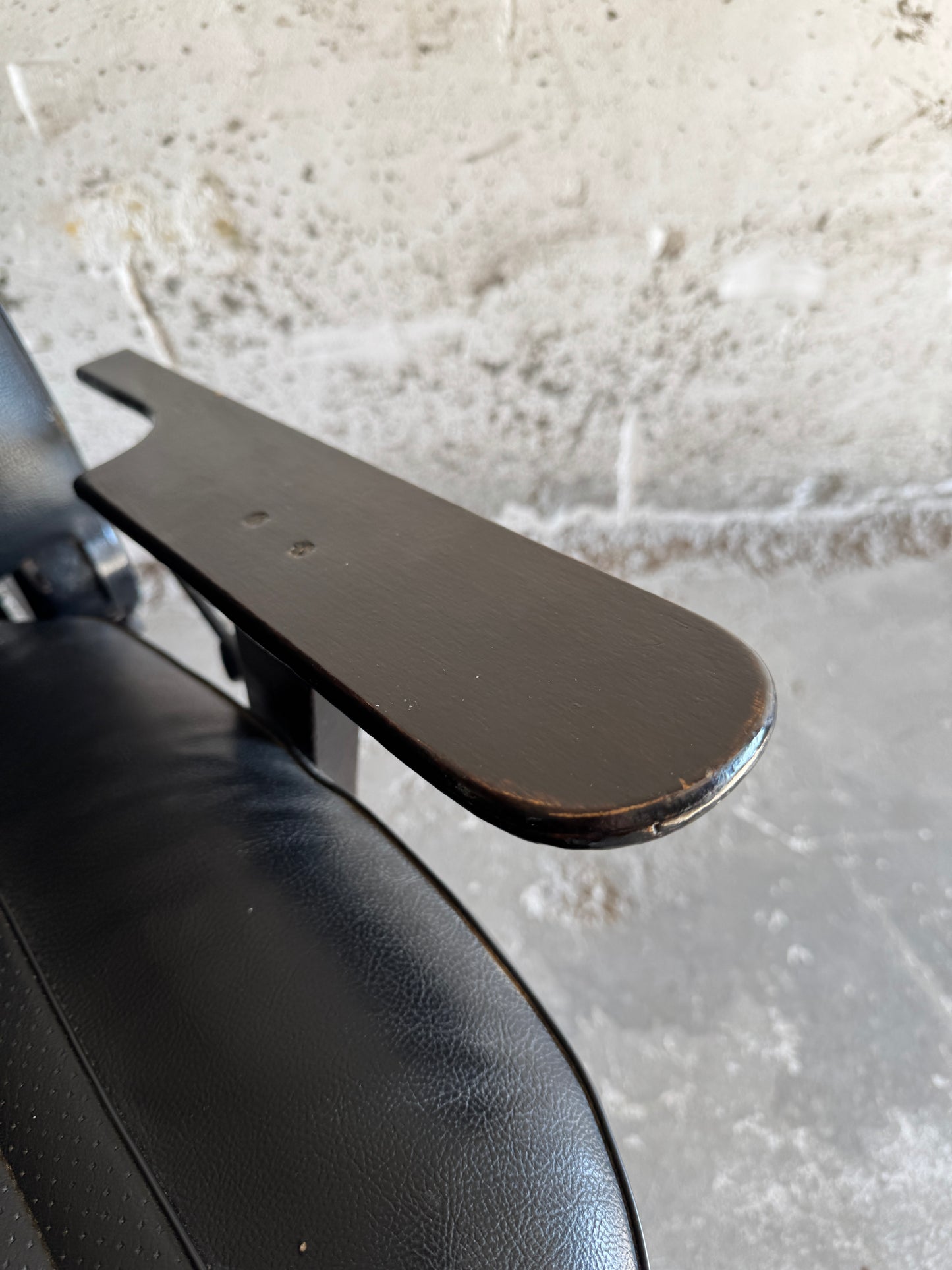 Vintage racestoel in zwart imitatieleer