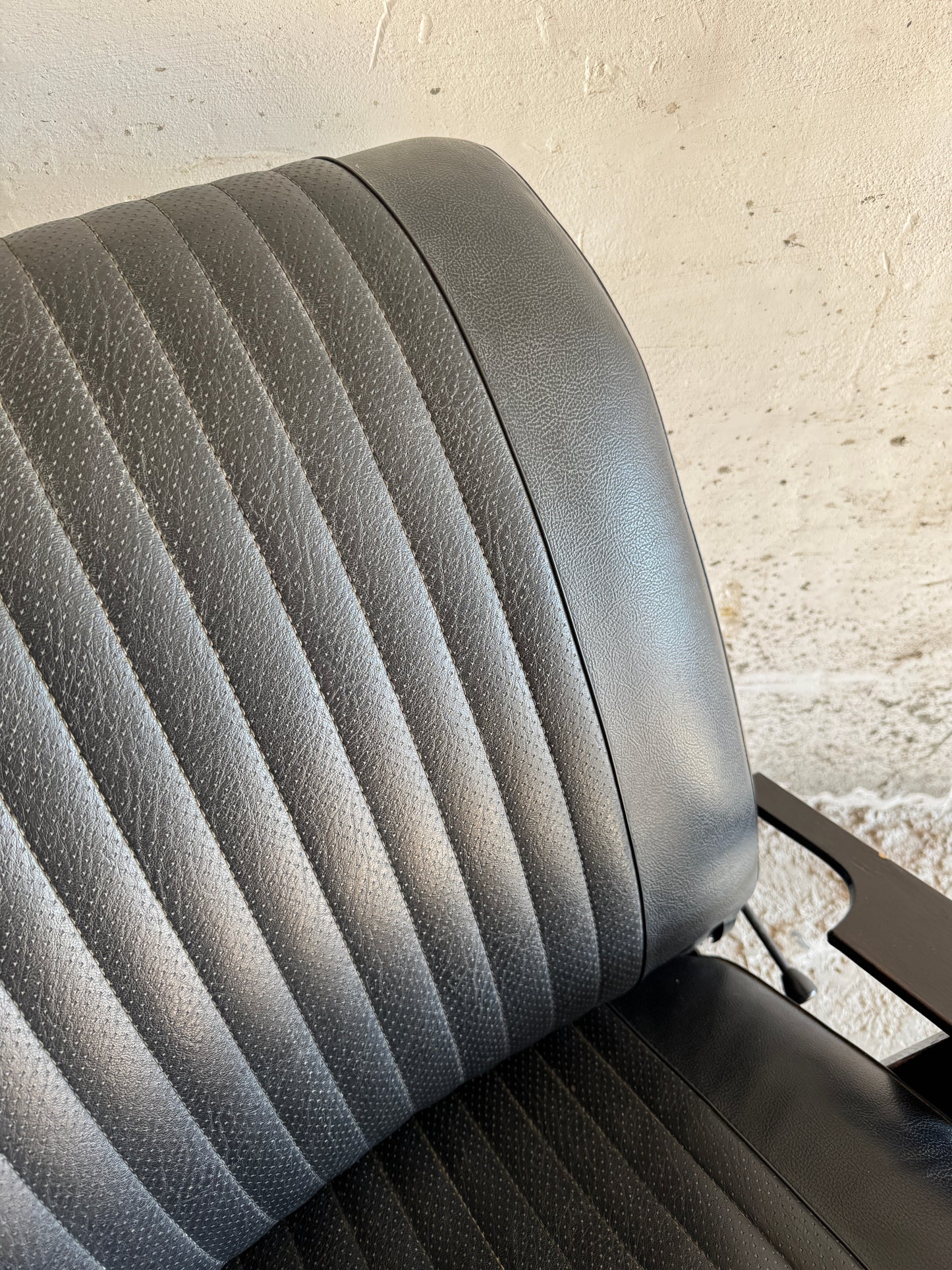 Vintage racestoel in zwart imitatieleer