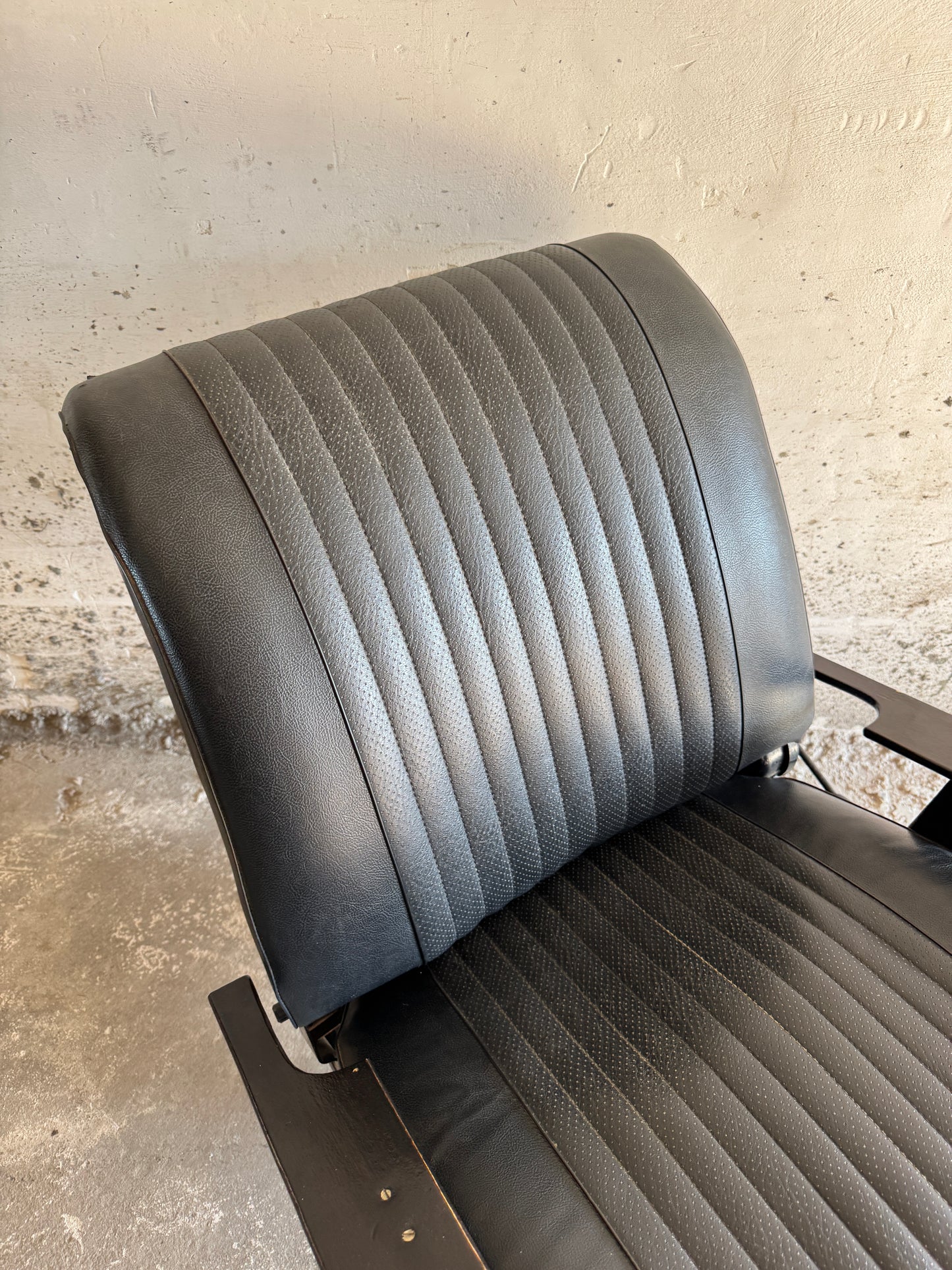 Vintage racestoel in zwart imitatieleer