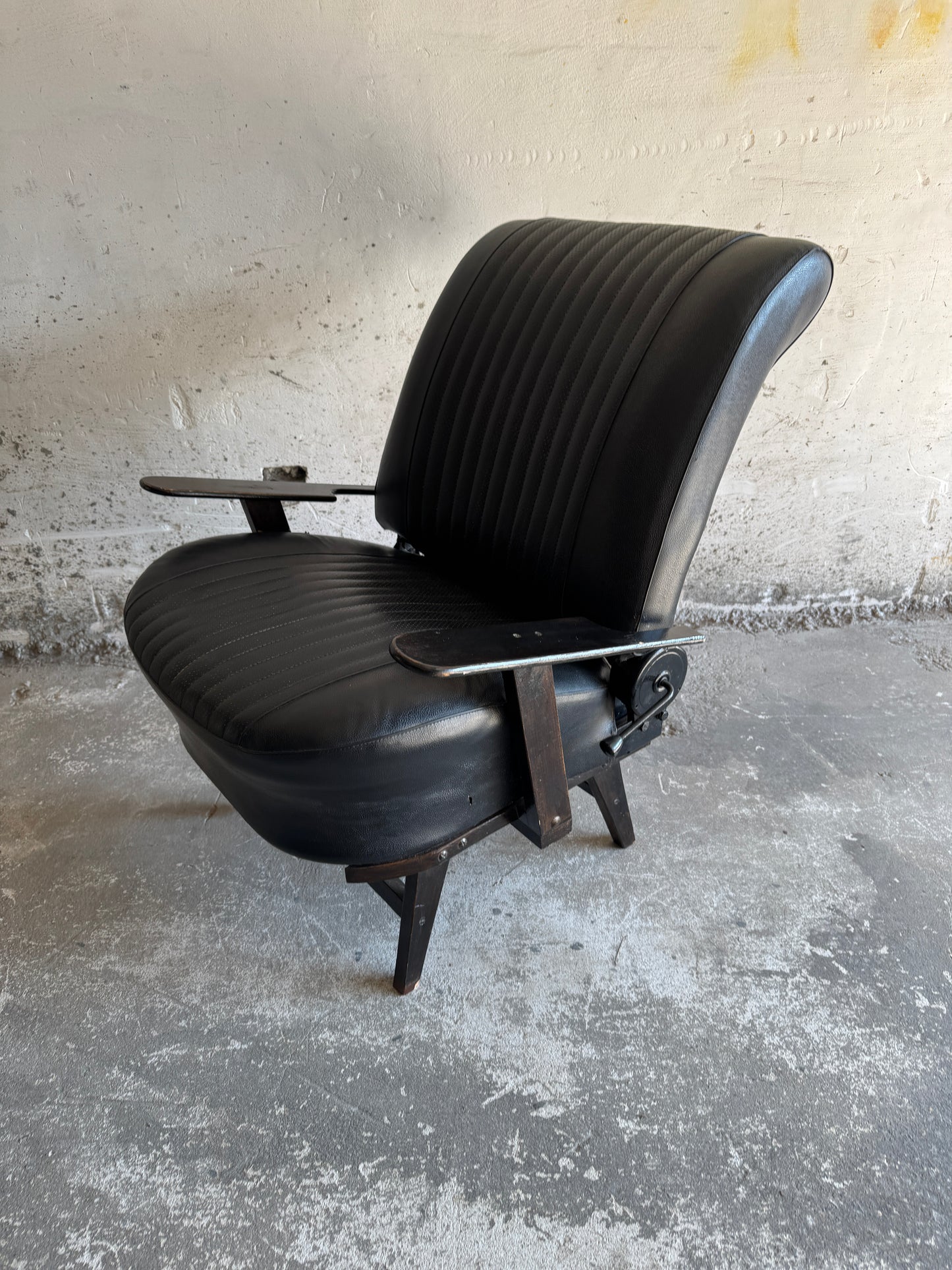 Vintage racestoel in zwart imitatieleer