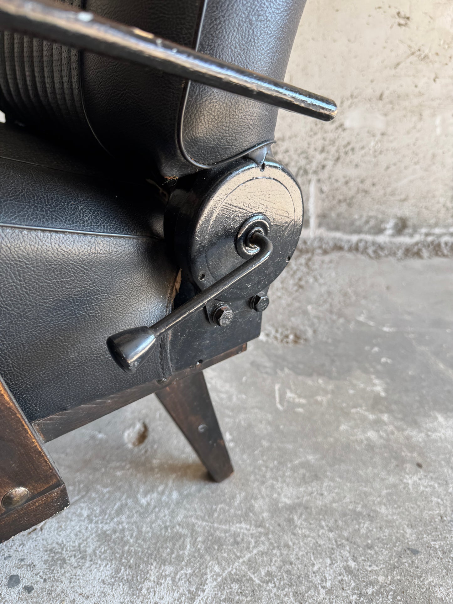 Vintage racestoel in zwart imitatieleer