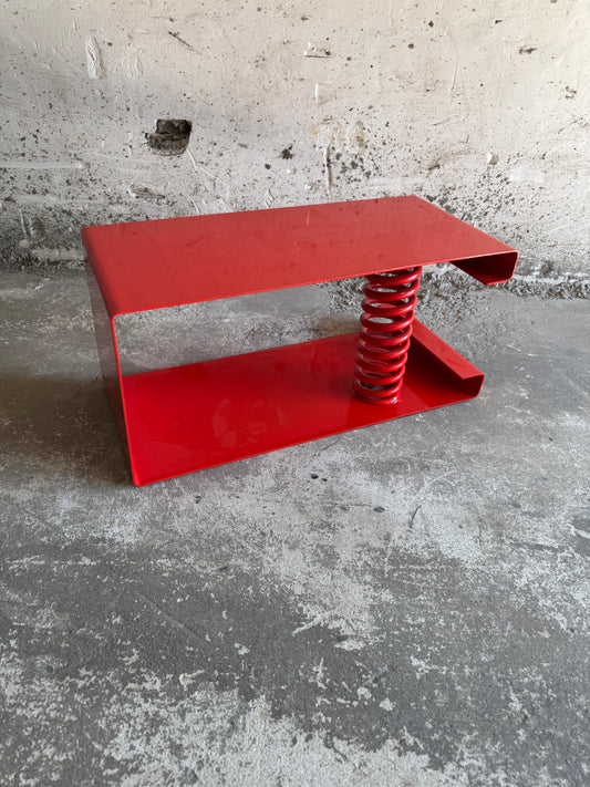 Unieke salontafel in rood gelakt staal met veer