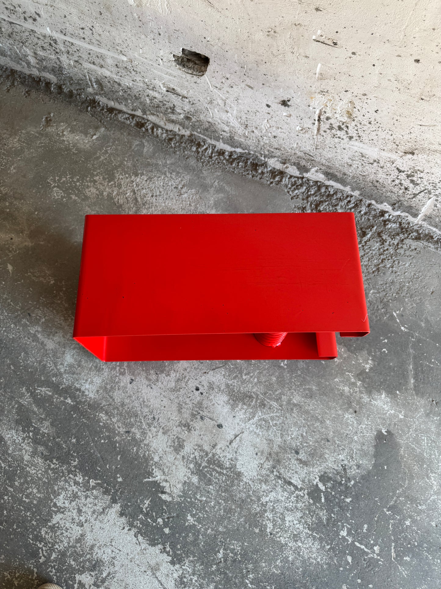 Table basse unique en acier laqué rouge avec ressort