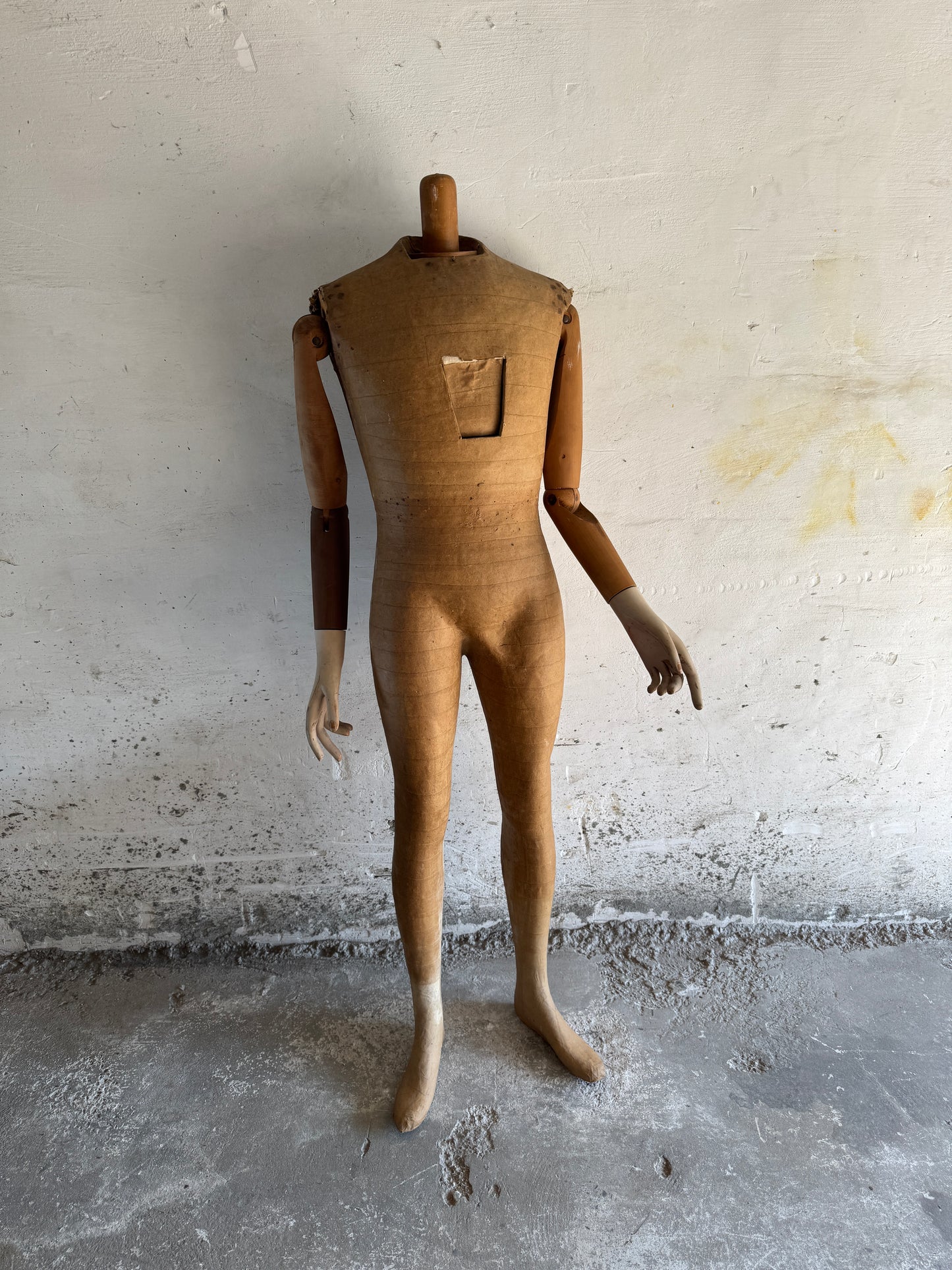 Antique dress form in wood and papier-mâché – Moch Tigurem Köln