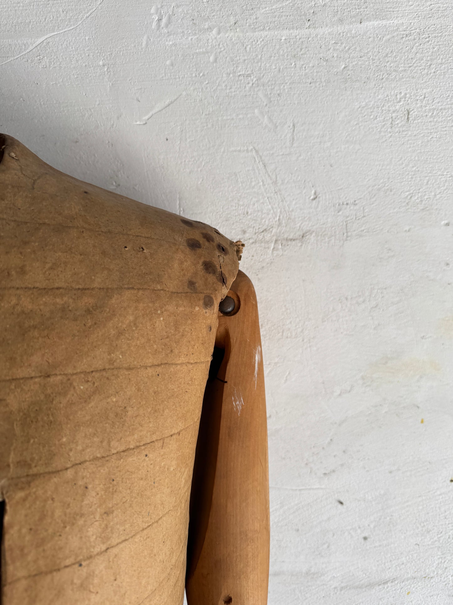 Antique dress form in wood and papier-mâché – Moch Tigurem Köln