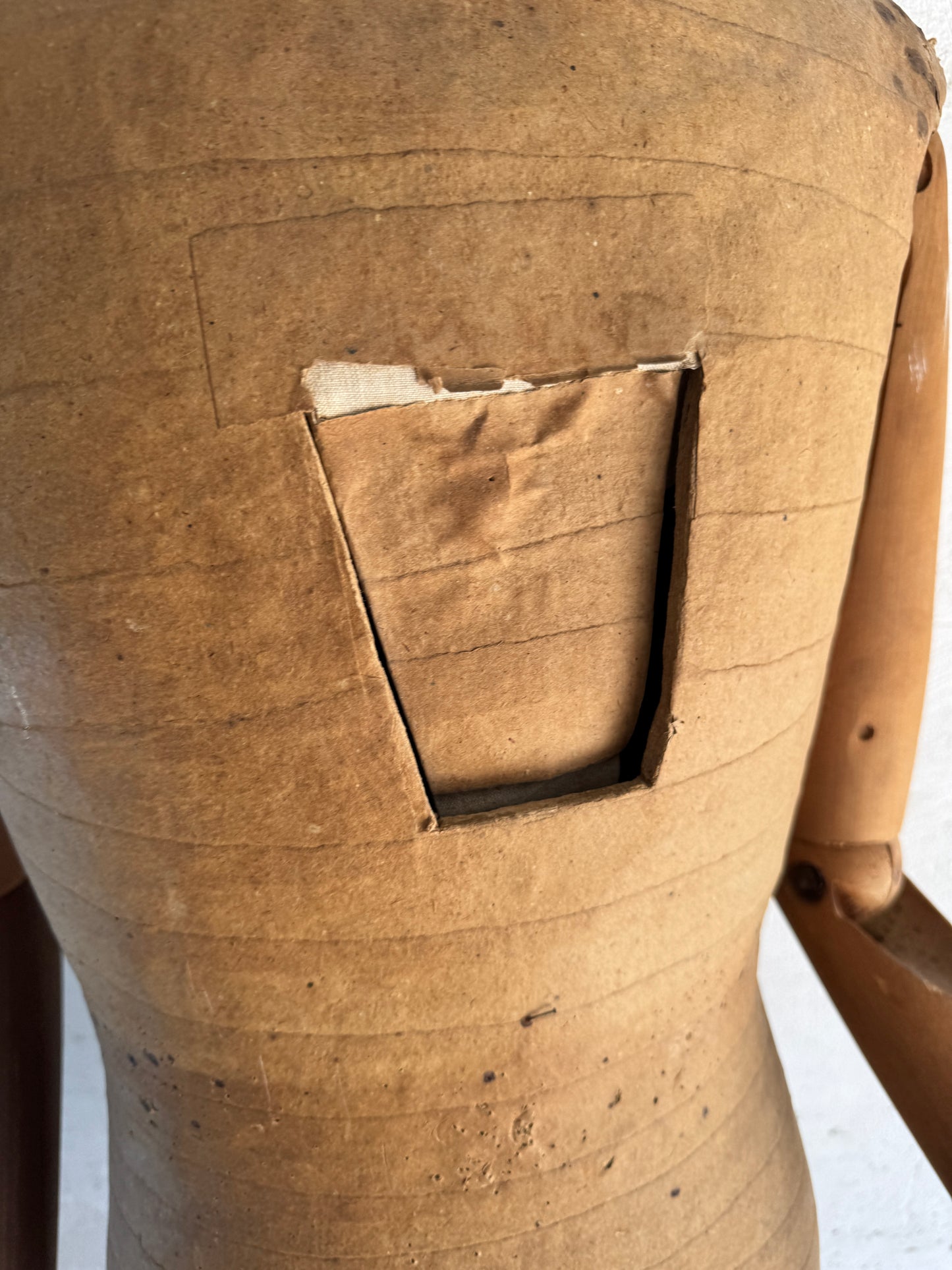 Antique dress form in wood and papier-mâché – Moch Tigurem Köln