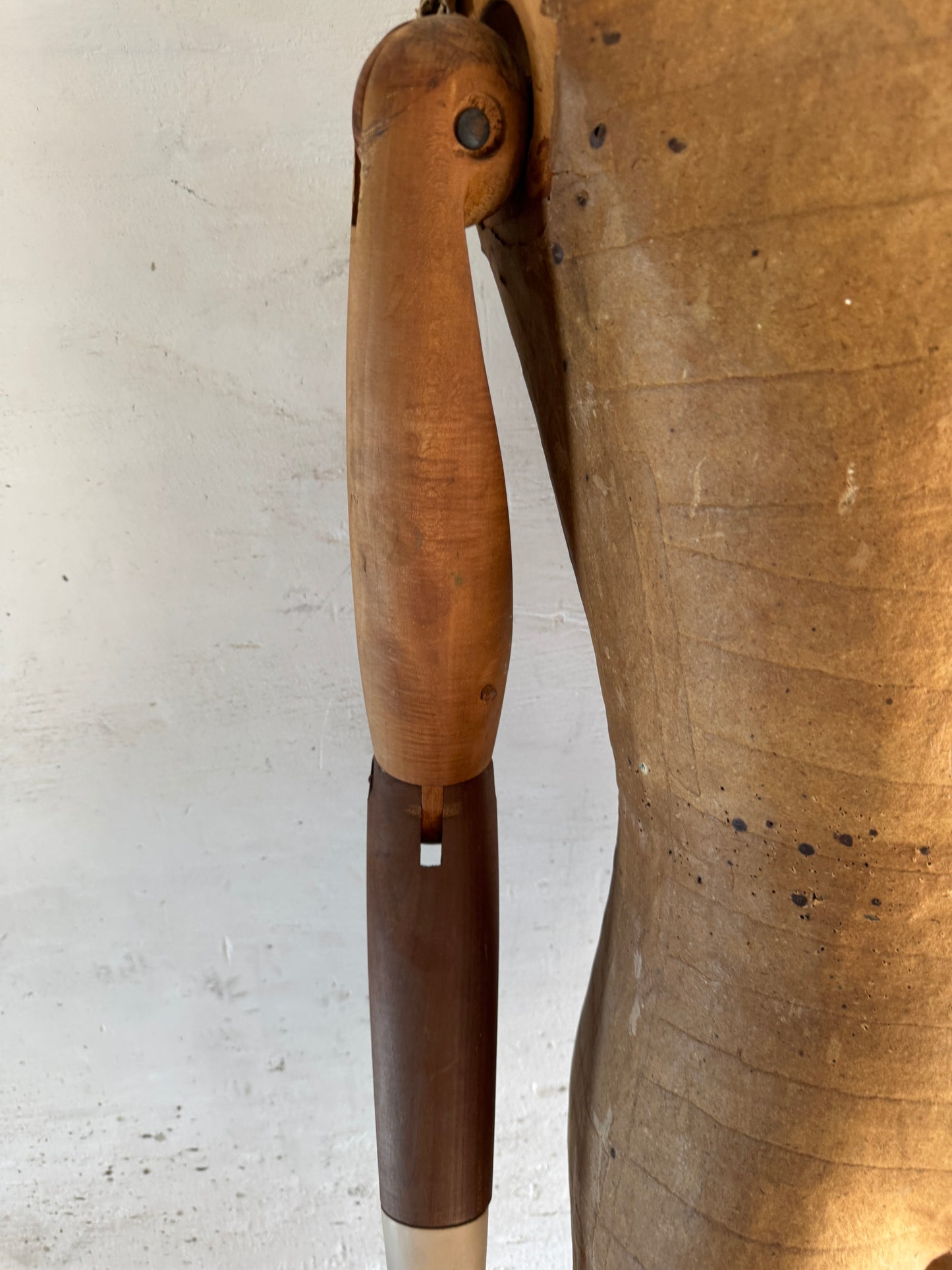 Antique dress form in wood and papier-mâché – Moch Tigurem Köln