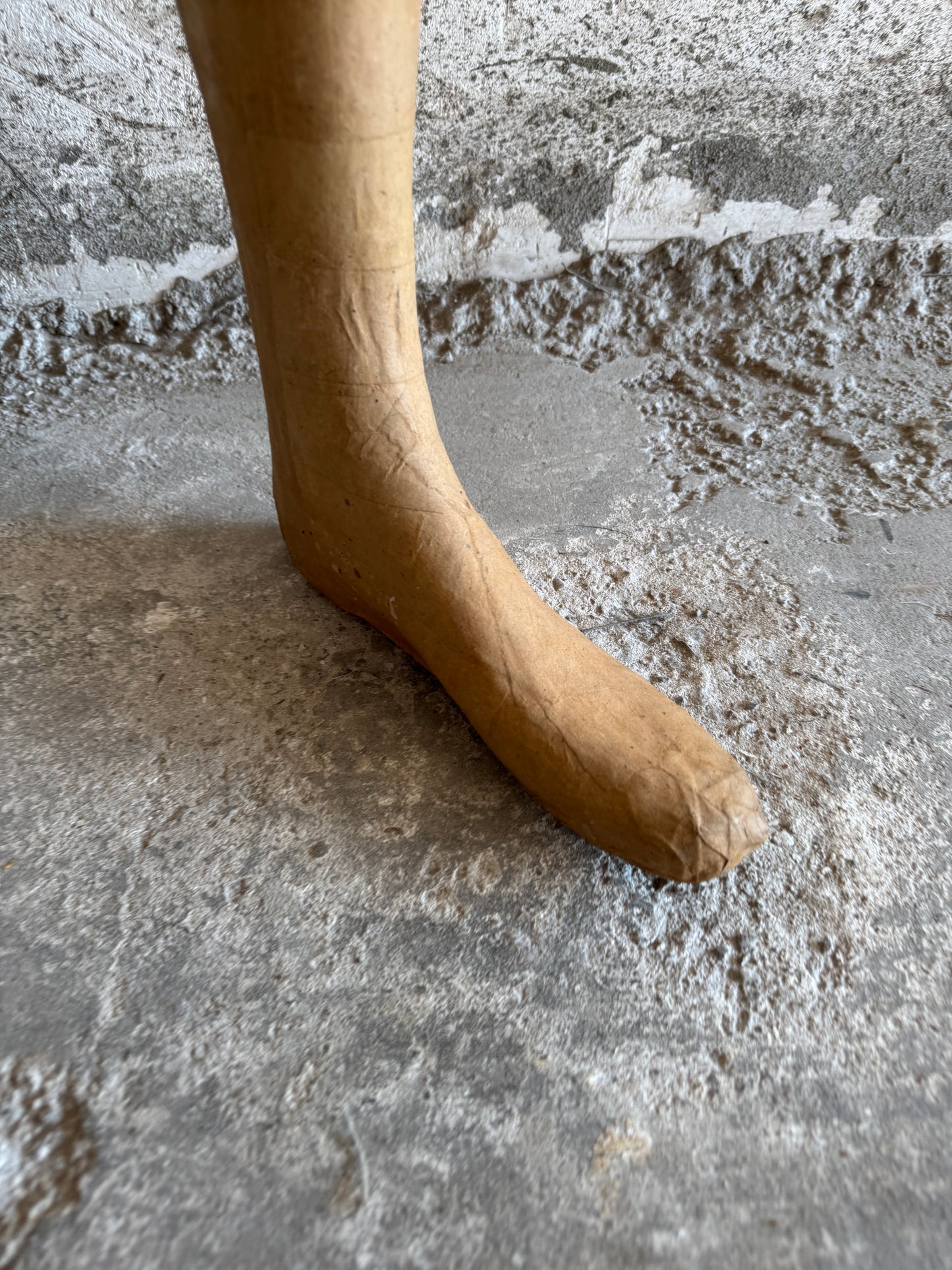 Antique dress form in wood and papier-mâché – Moch Tigurem Köln